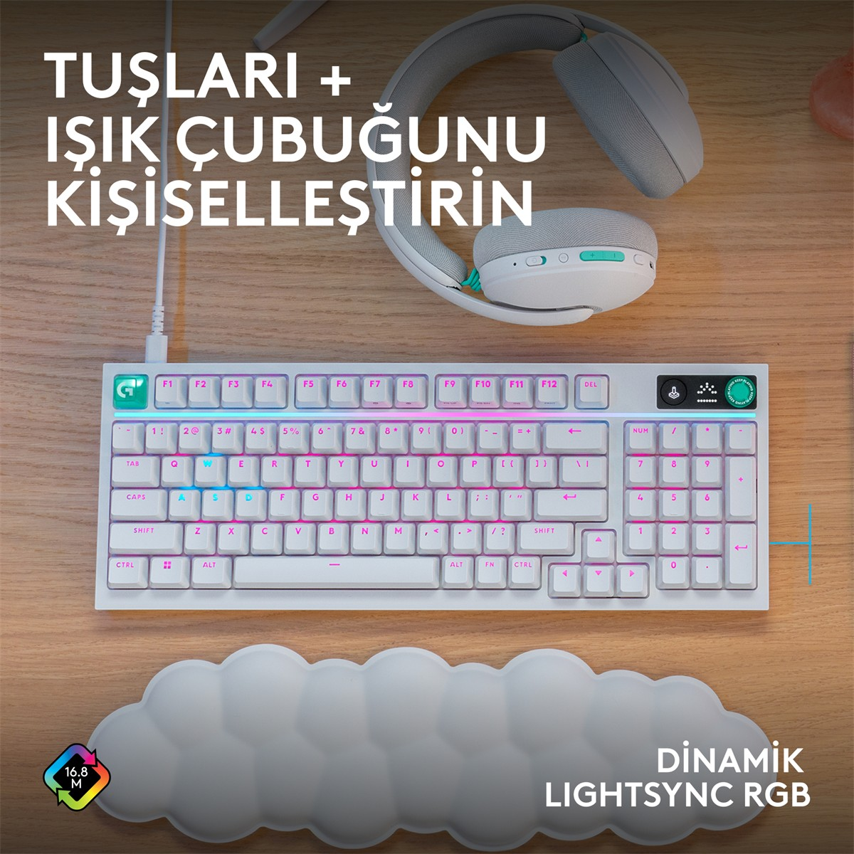 RGB aydınlatmalı beyaz klavye, gri kulaklık ve bulut bilek desteği.