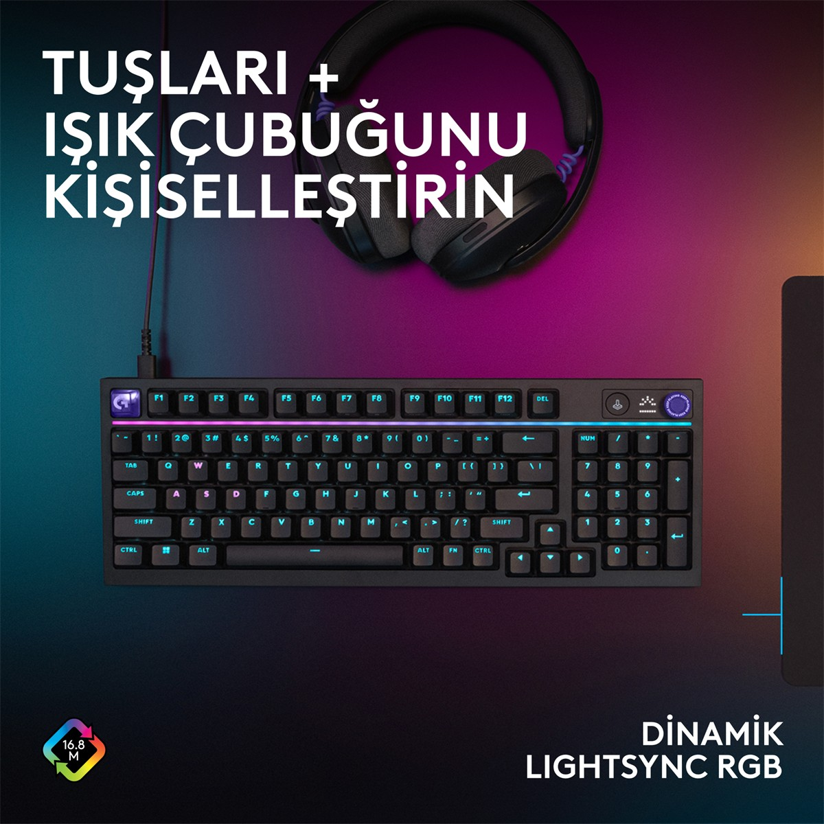 Mor-mavi gradyan arka plan üzerinde RGB aydınlatmalı siyah klavye ve kulaklık.