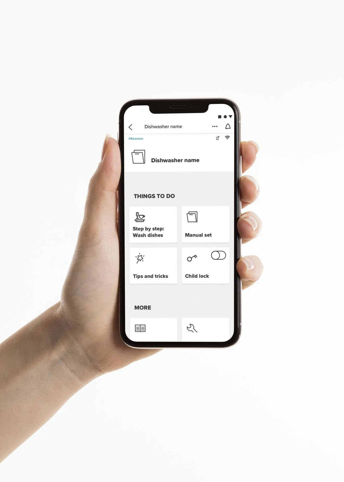 Dłoń trzyma smartfon z aplikacją zmywarki.