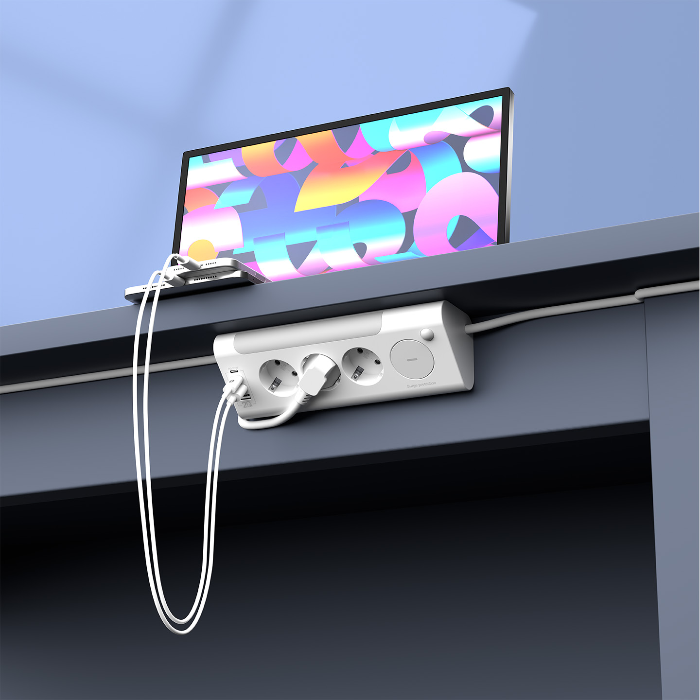 Üç prizli ve USB bağlantı noktalı beyaz güç şeridi, dizüstü bilgisayarlı masanın altına monte edilmiş.