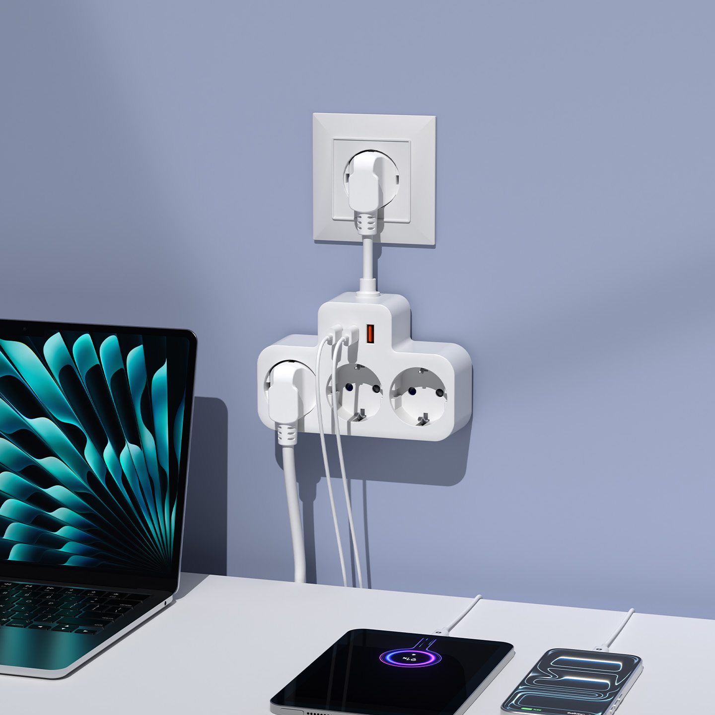 Masa üzerinde şarj olan dizüstü bilgisayar, tablet ve telefon bulunan beyaz priz.