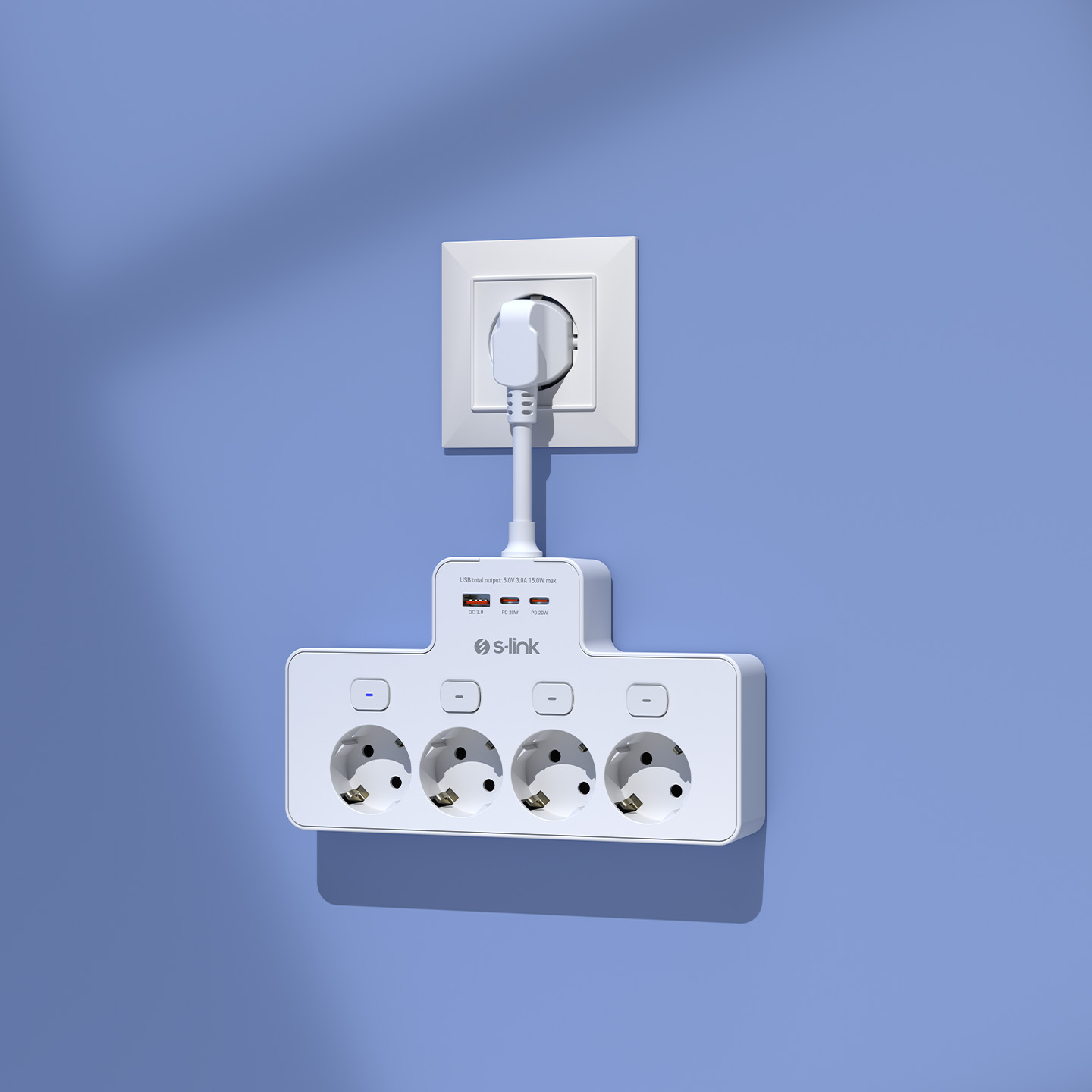 4 prizli ve 3 USB bağlantı noktalı beyaz bir uzatma kablosu mavi duvara takılıdır.