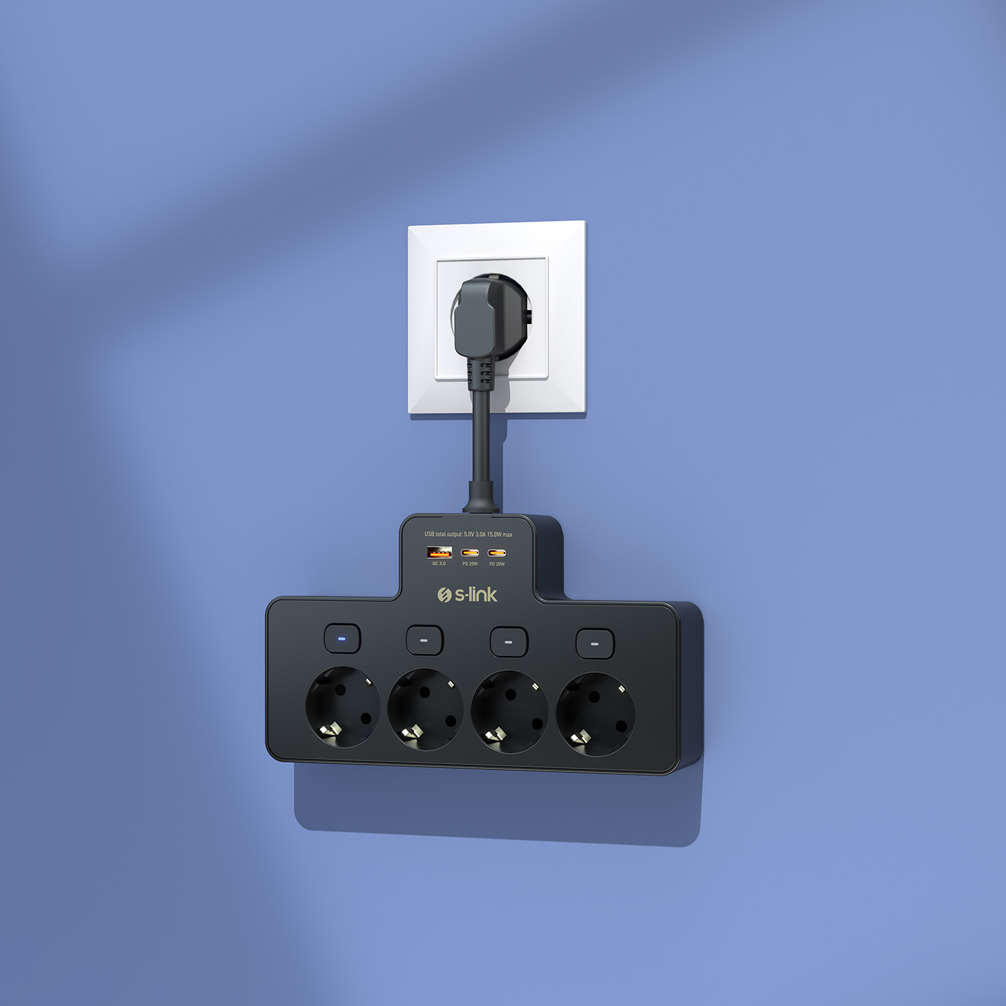 Mavi duvarda 4 prizli ve 3 USB bağlantı noktalı siyah uzatma kablosu.