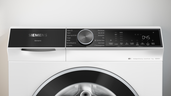 Dijital göstergeli beyaz Siemens çamaşır makinesinin kontrol panelinin yakın çekimi.