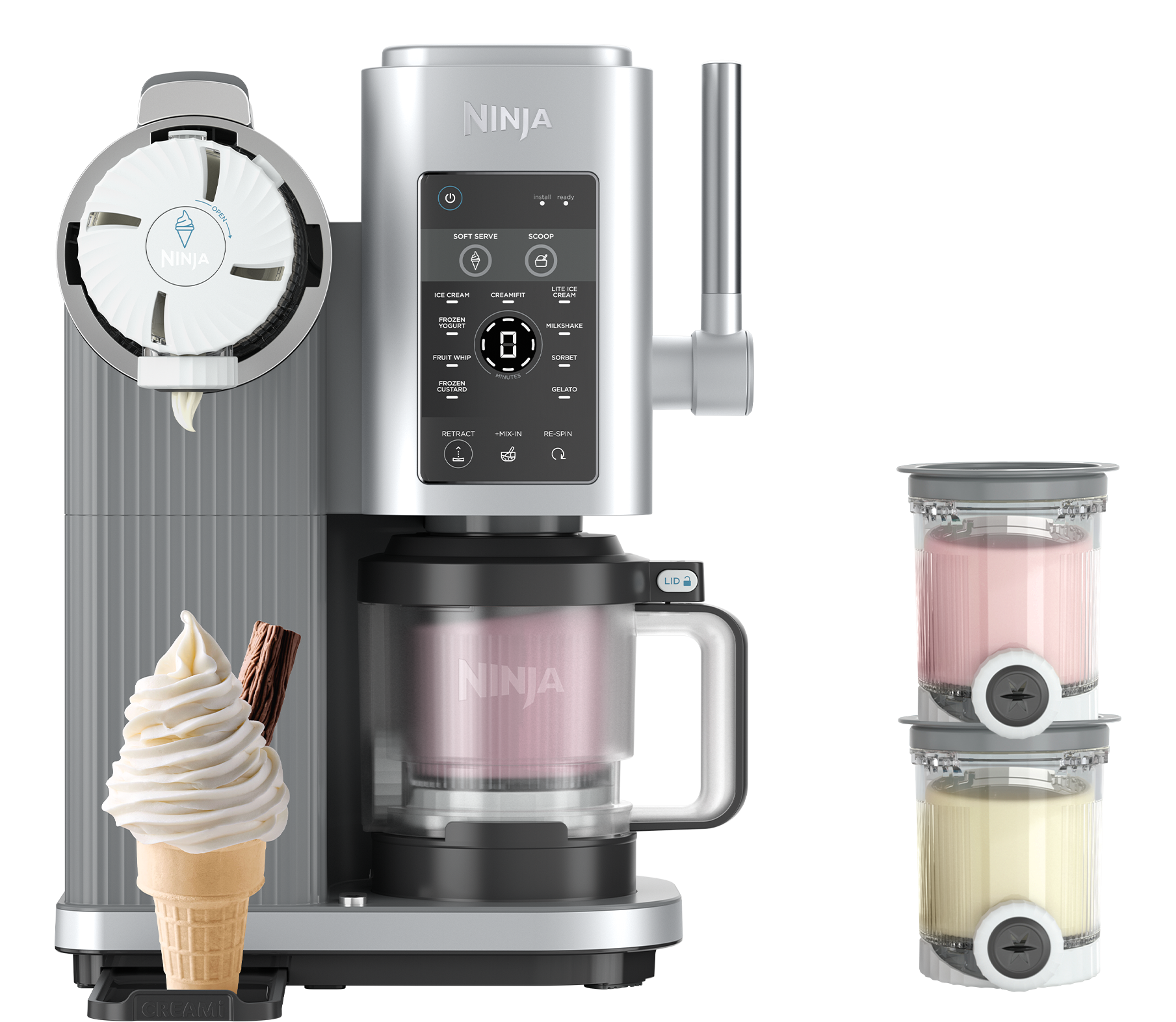Silberner Eismaschine von Ninja mit Eiswaffel, Becher und Zutaten.