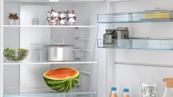 Yiyecek dolu bir buzdolabı: karpuz, salata, tencere, tatlı kavanozları ve turşu.