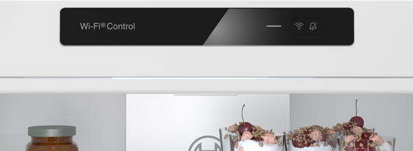 Wi-Fi kontrol panelli ve tatlılı buzdolabı içi.