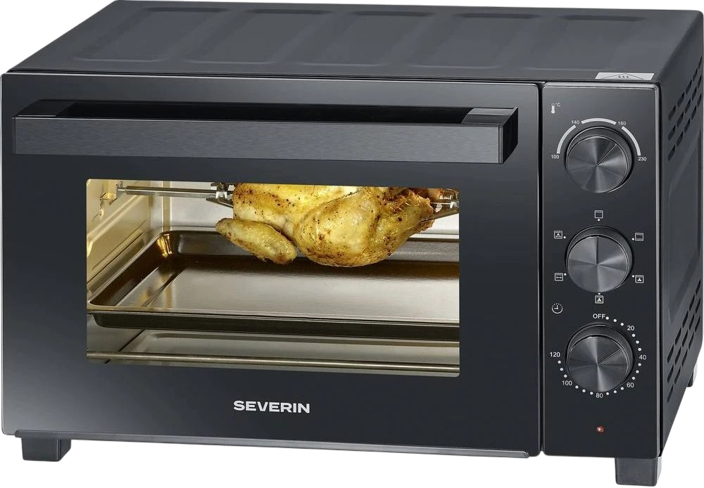 Ein schwarzer Tischbackofen mit einem gebratenen Huhn im Inneren.