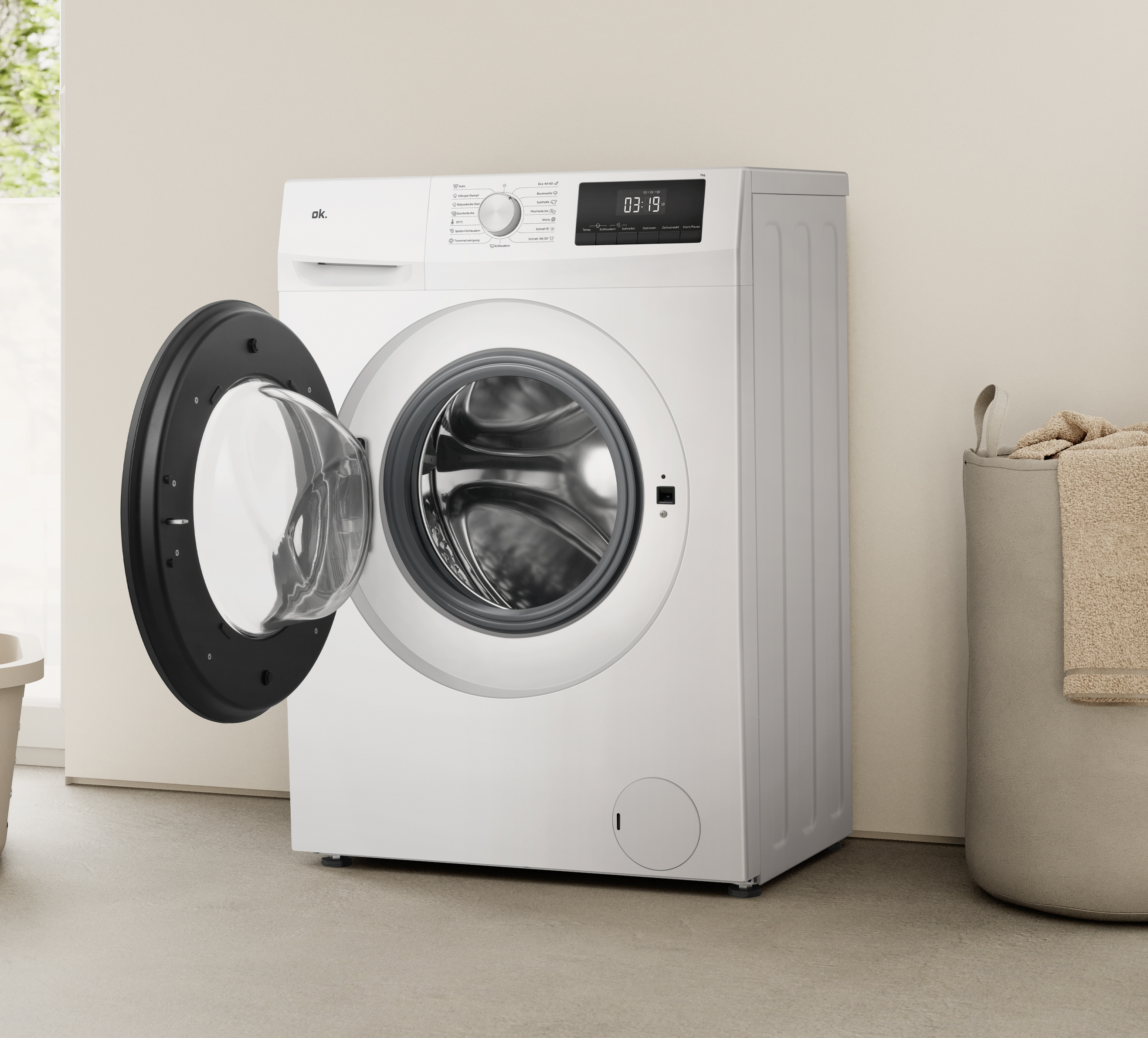 Eine weiße Waschmaschine mit geöffneter Tür steht auf einem beigen Boden.