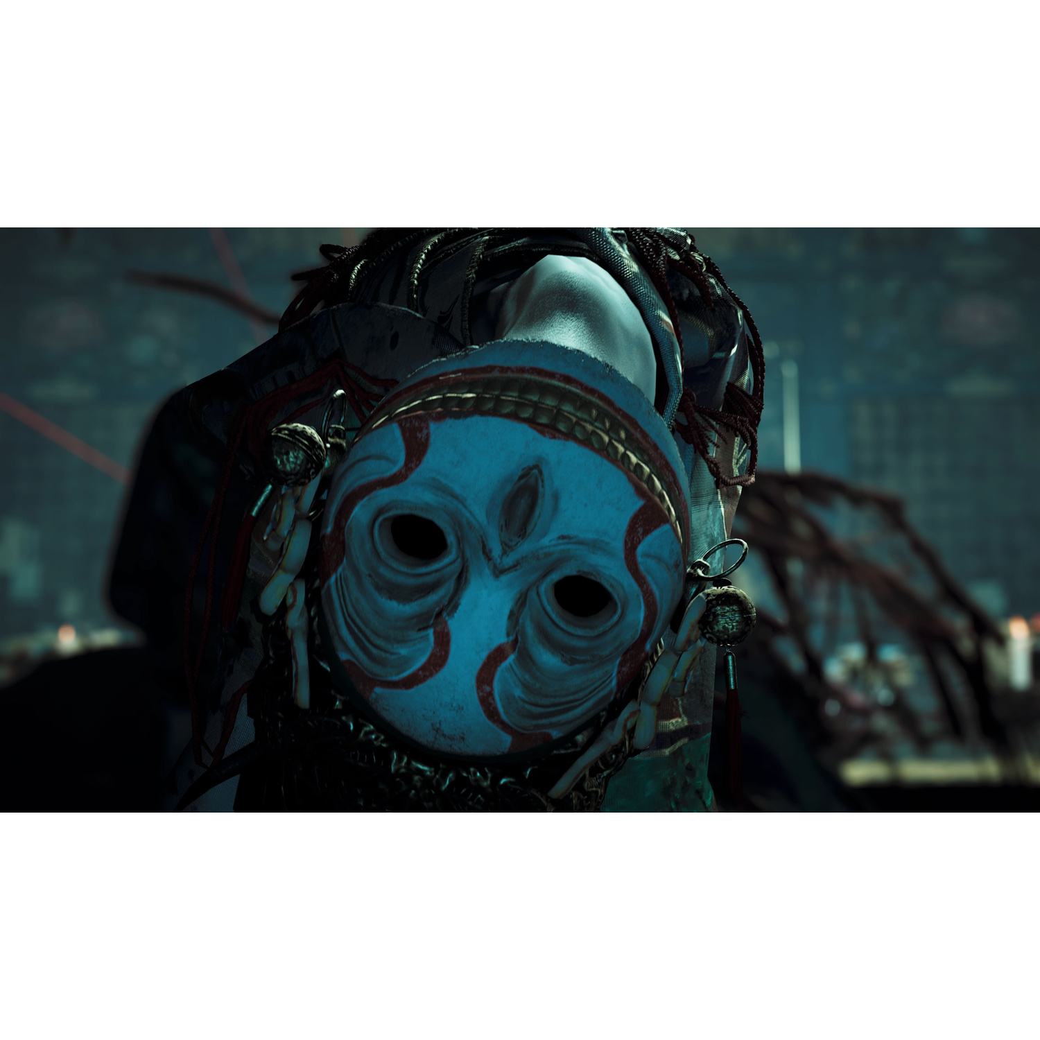 Una maschera blu e rossa indossata da una persona. Sfondo scuro.