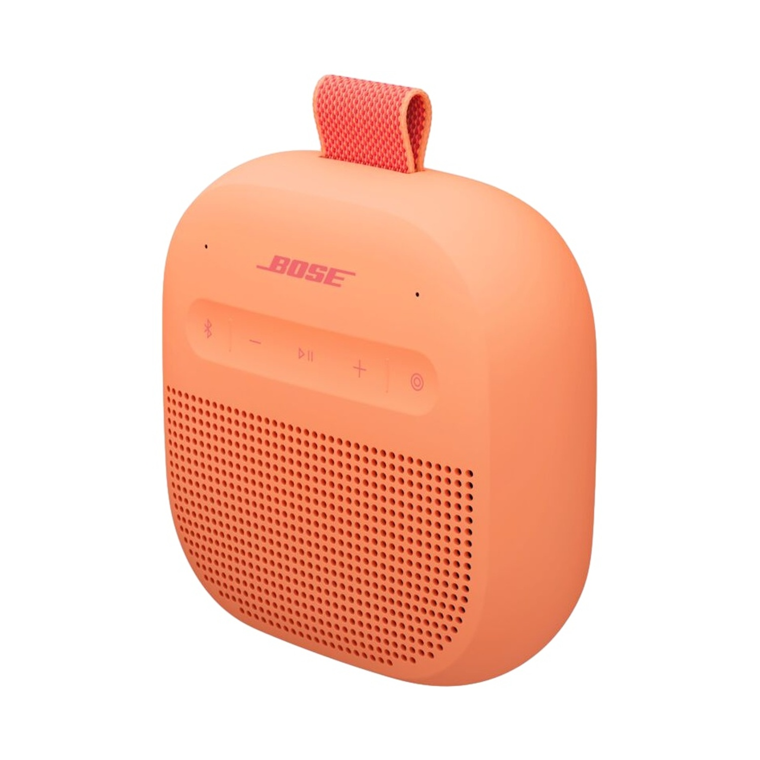 Un altoparlante Bose SoundLink Micro color corallo con tracolla.