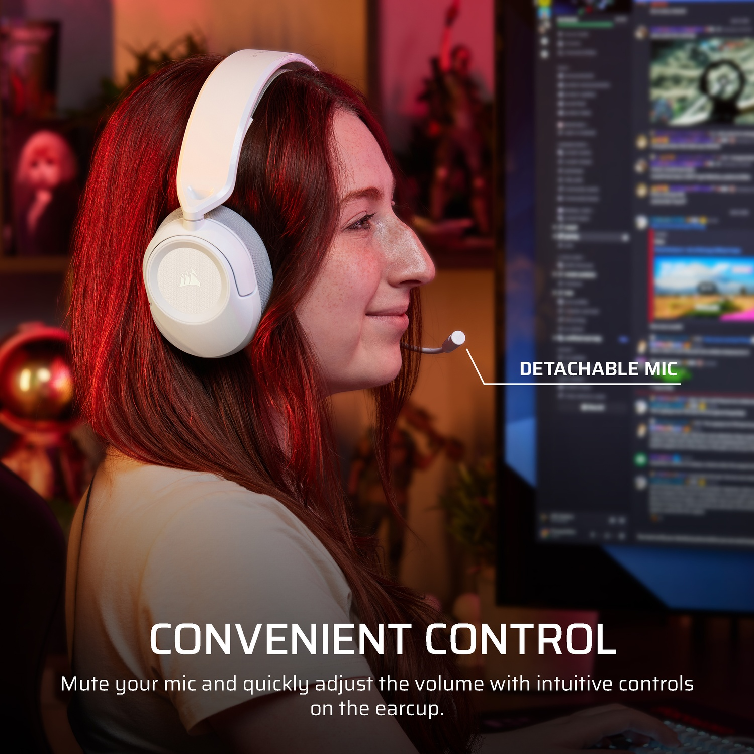 Une femme porte un casque blanc avec micro, jouant à un jeu.