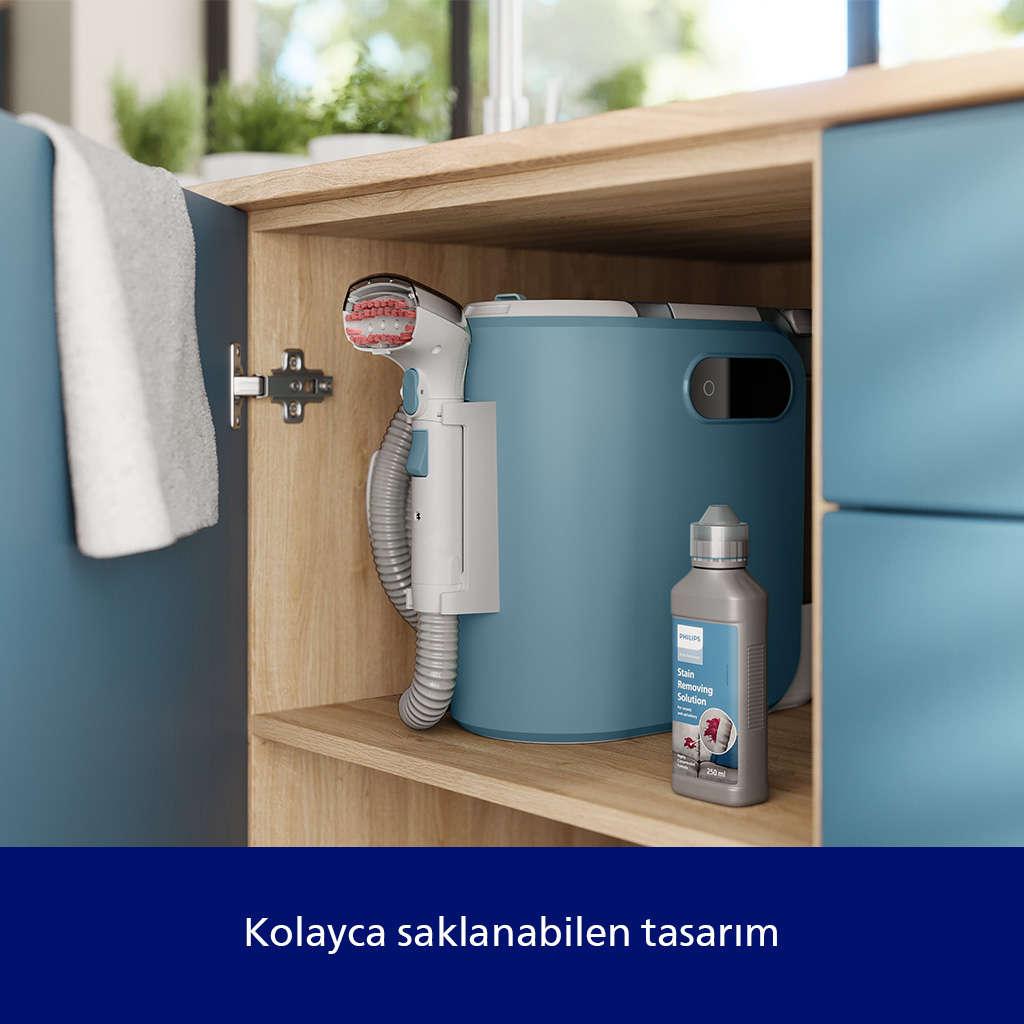 Fırça başlıklı, hortumlu ve şişeli buharlı temizleyici bir dolapta saklanıyor.