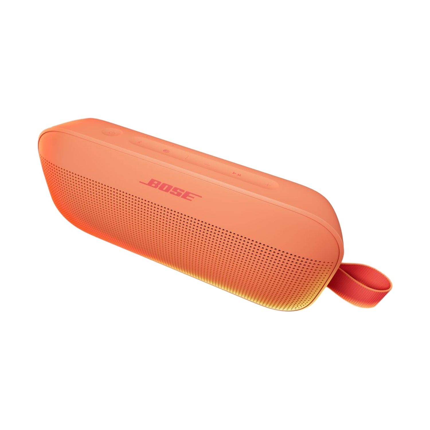 Un altoparlante Bose color corallo con tracolla, sfondo bianco.