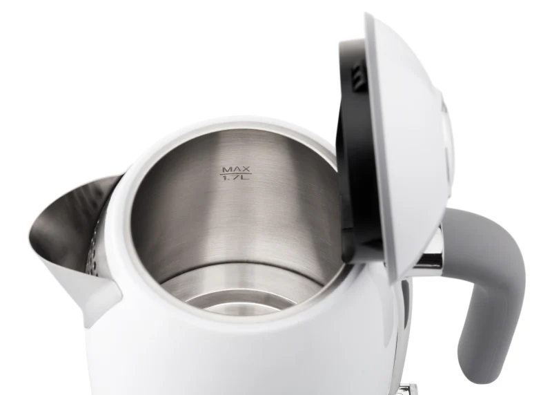 Fehér elektromos vízforraló nyitott fedéllel, fém belső, max. 1,7L jelzéssel.