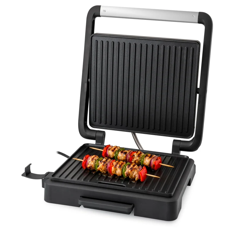 Nyitott grill két hússal, paprikával és hagymával. Két saslik nyárs.