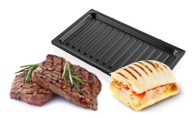 Grillezett steakek rozmaringal, egy panini és egy fekete grill tálca.