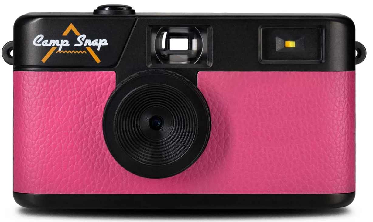 Egy fekete fényképezőgép rózsaszín előlappal és „Camp Snap” logóval.