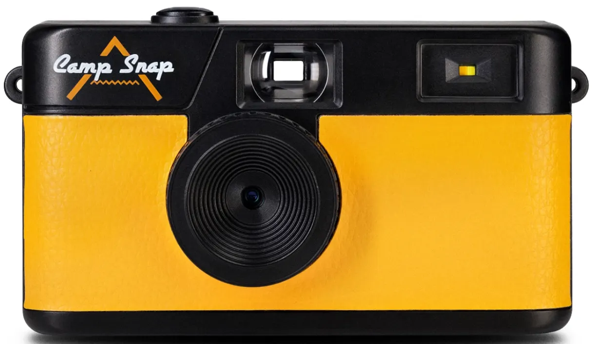 Egy sárga és fekete kamera 'Camp Snap' felirattal.