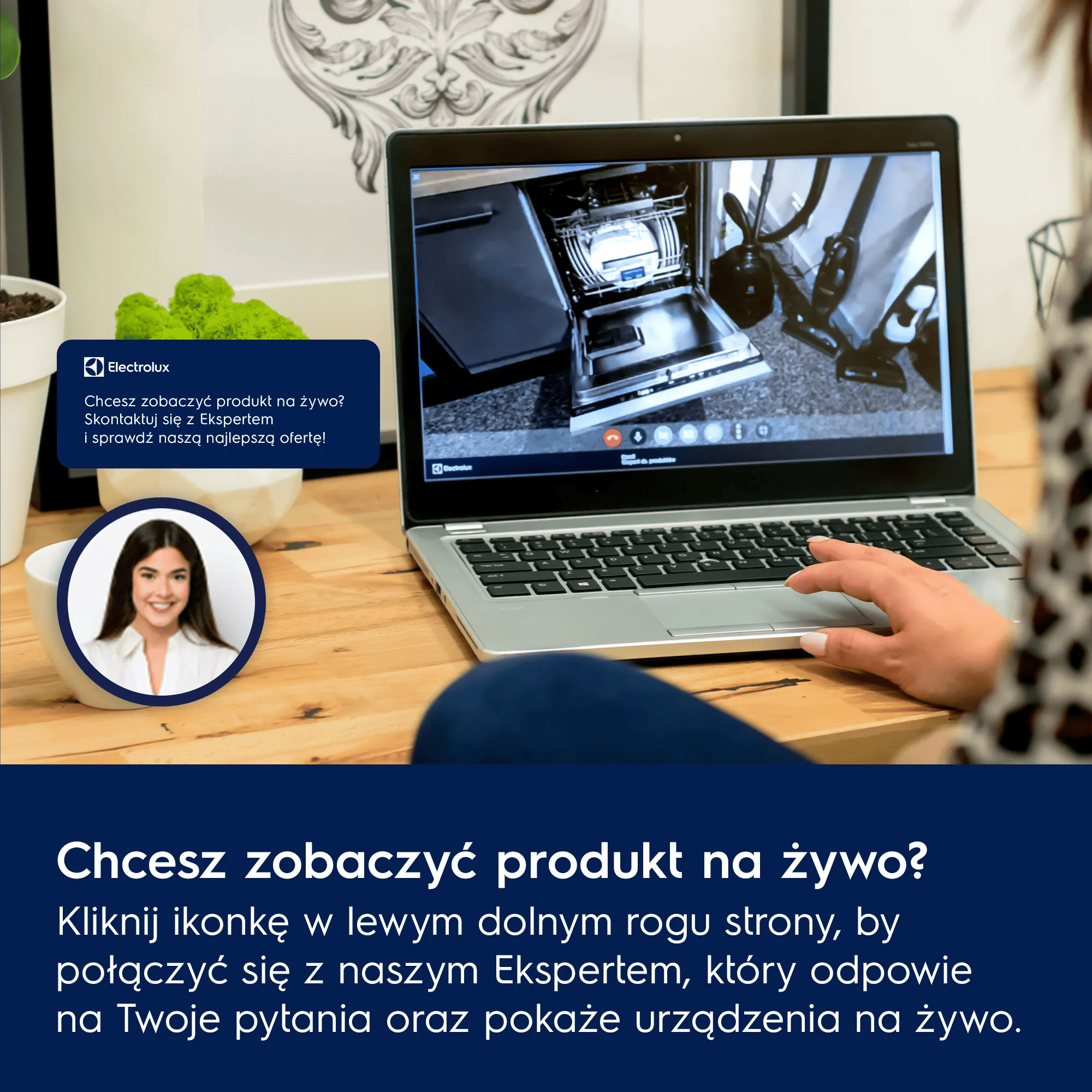 Laptop pokazuje otwartą zmywarkę i odkurzacze. Uśmiechnięta kobieta.