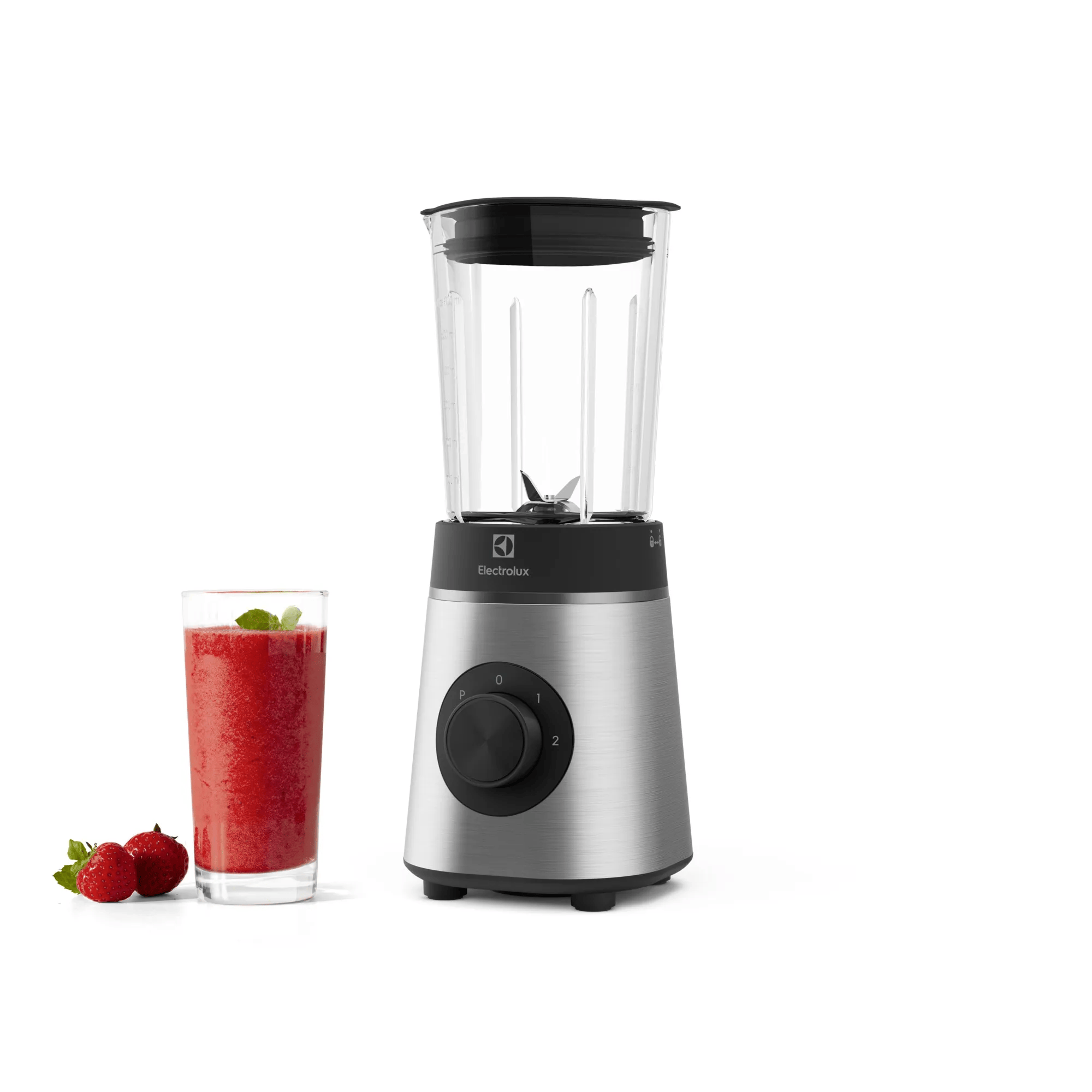 Srebrny blender z czarną pokrywką obok szklanki soku truskawkowego i jagód.