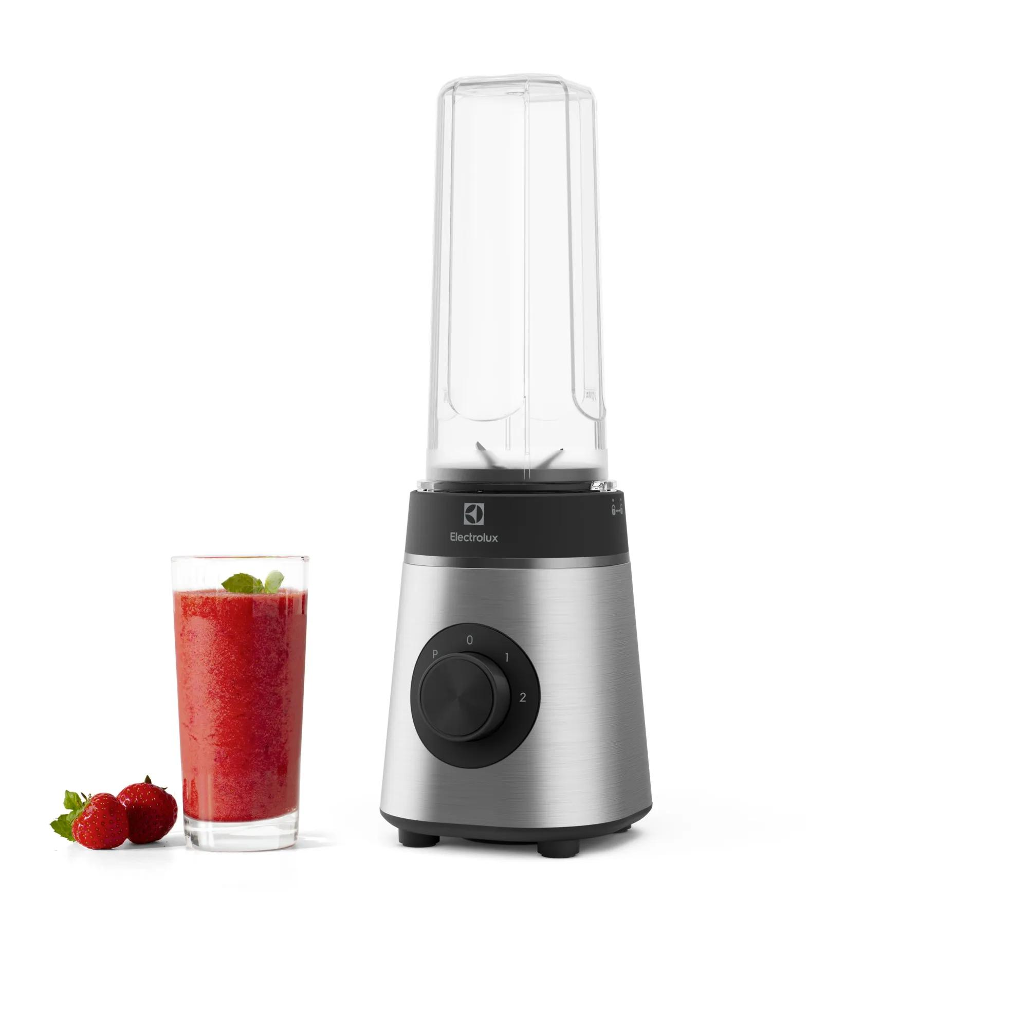 Srebrny blender ze szklanką i truskawkami, białe tło.