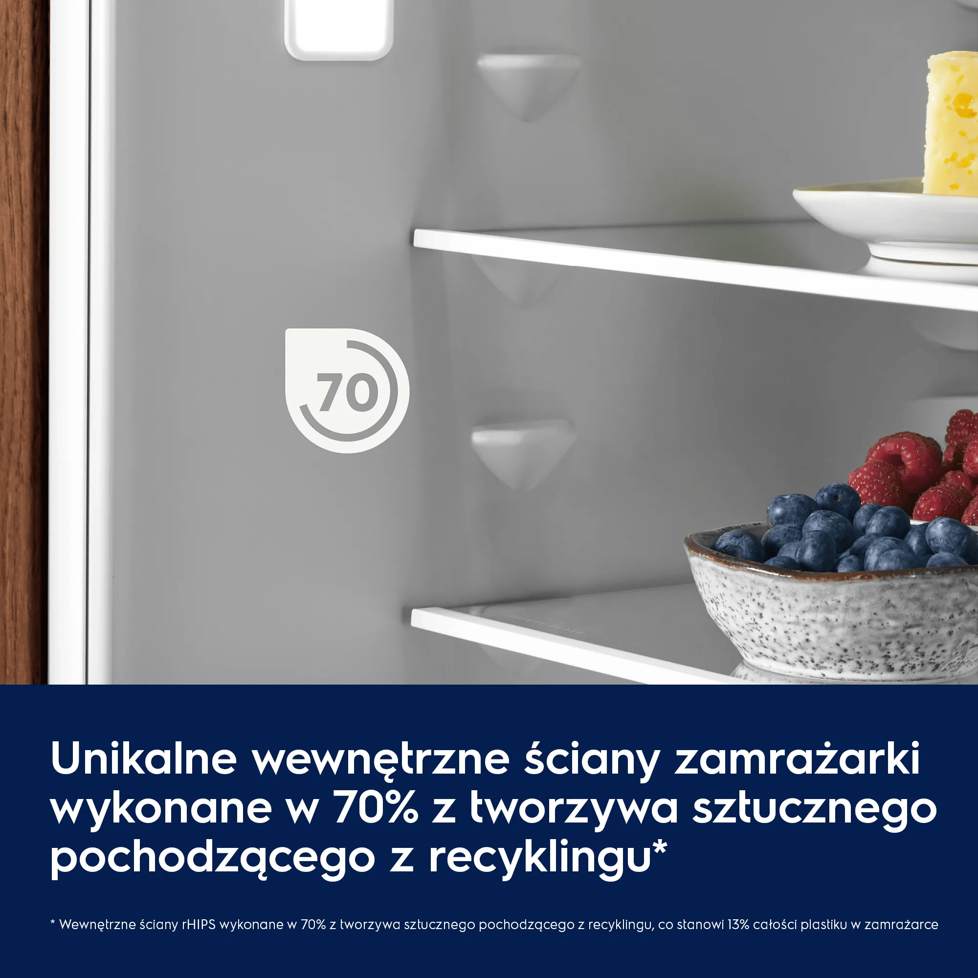Wnętrze lodówki ze znakiem '70', jagodami i serem.