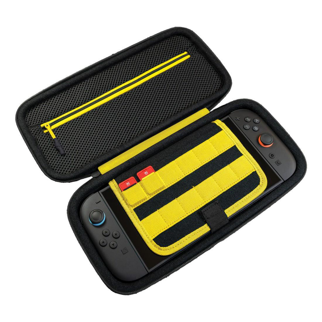 Schwarze Tragetasche mit gelben Akzenten, die ein schwarzes Handheld-Gerät hält.