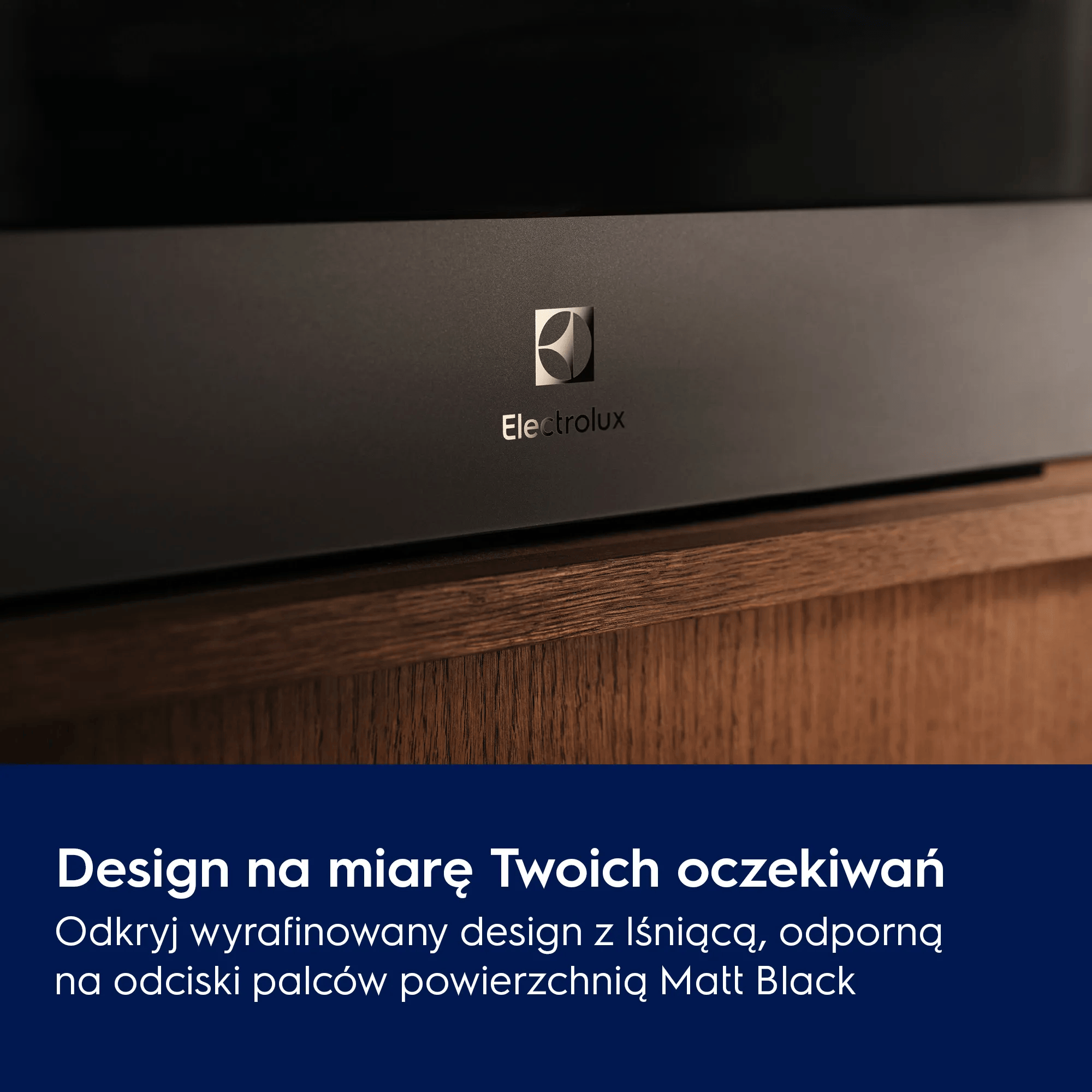 Logo Electrolux na ciemnej powierzchni nad drewnem.