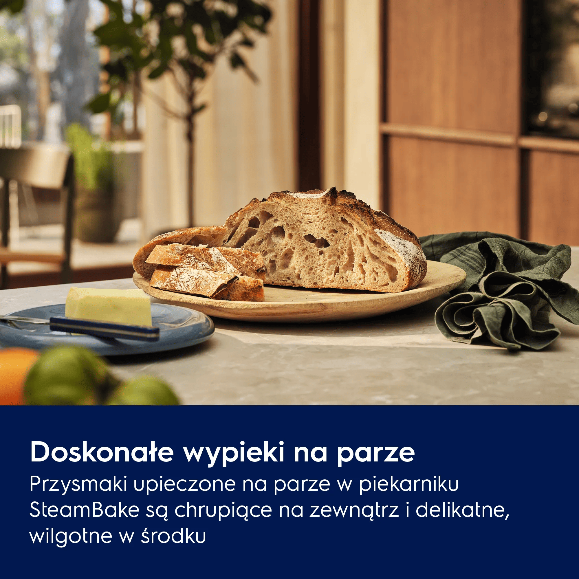 Chleb krojony na drewnianej desce z masłem i owocami.