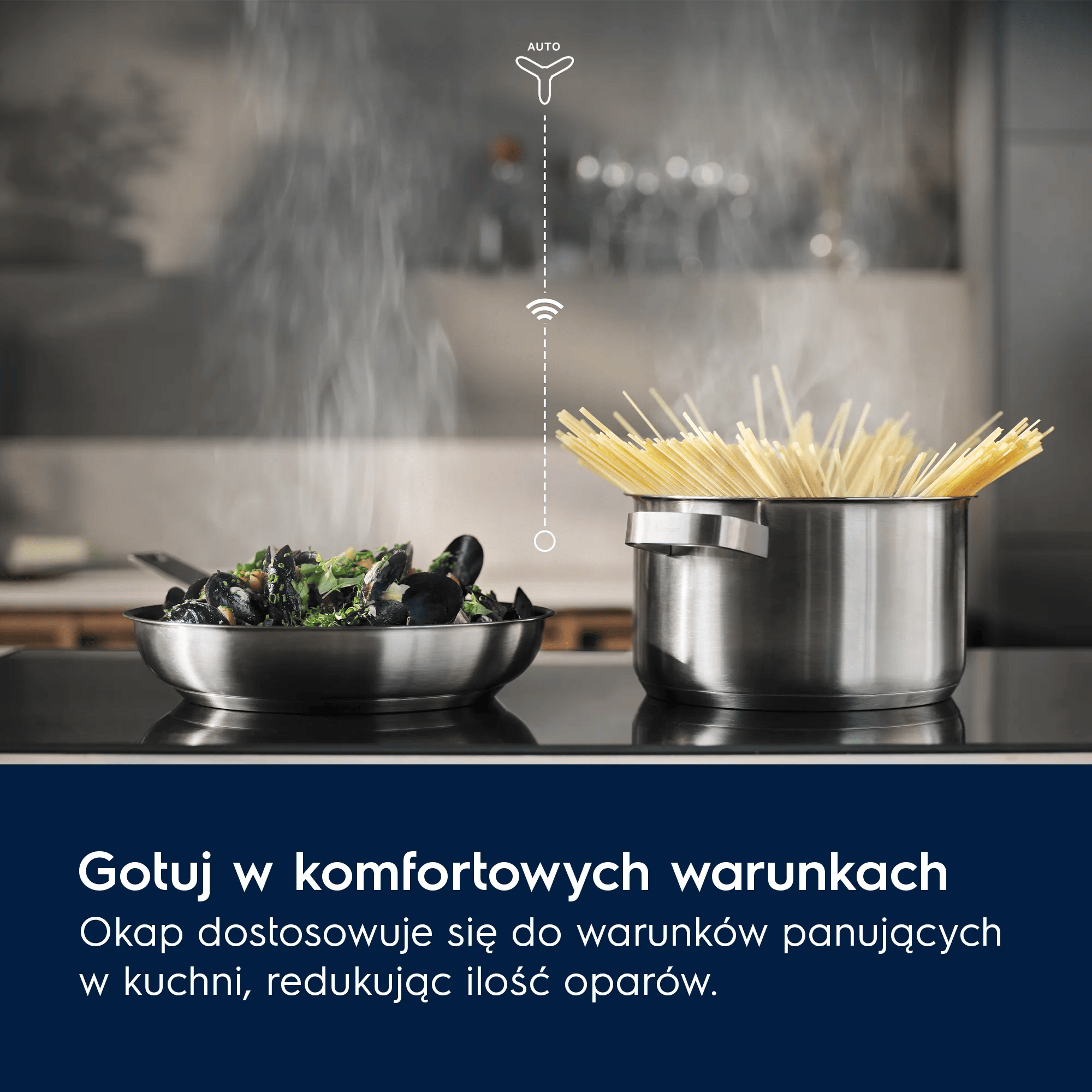 Garnek spaghetti i patelnia z mulami parują na kuchence. Ikona automatycznego okapu.