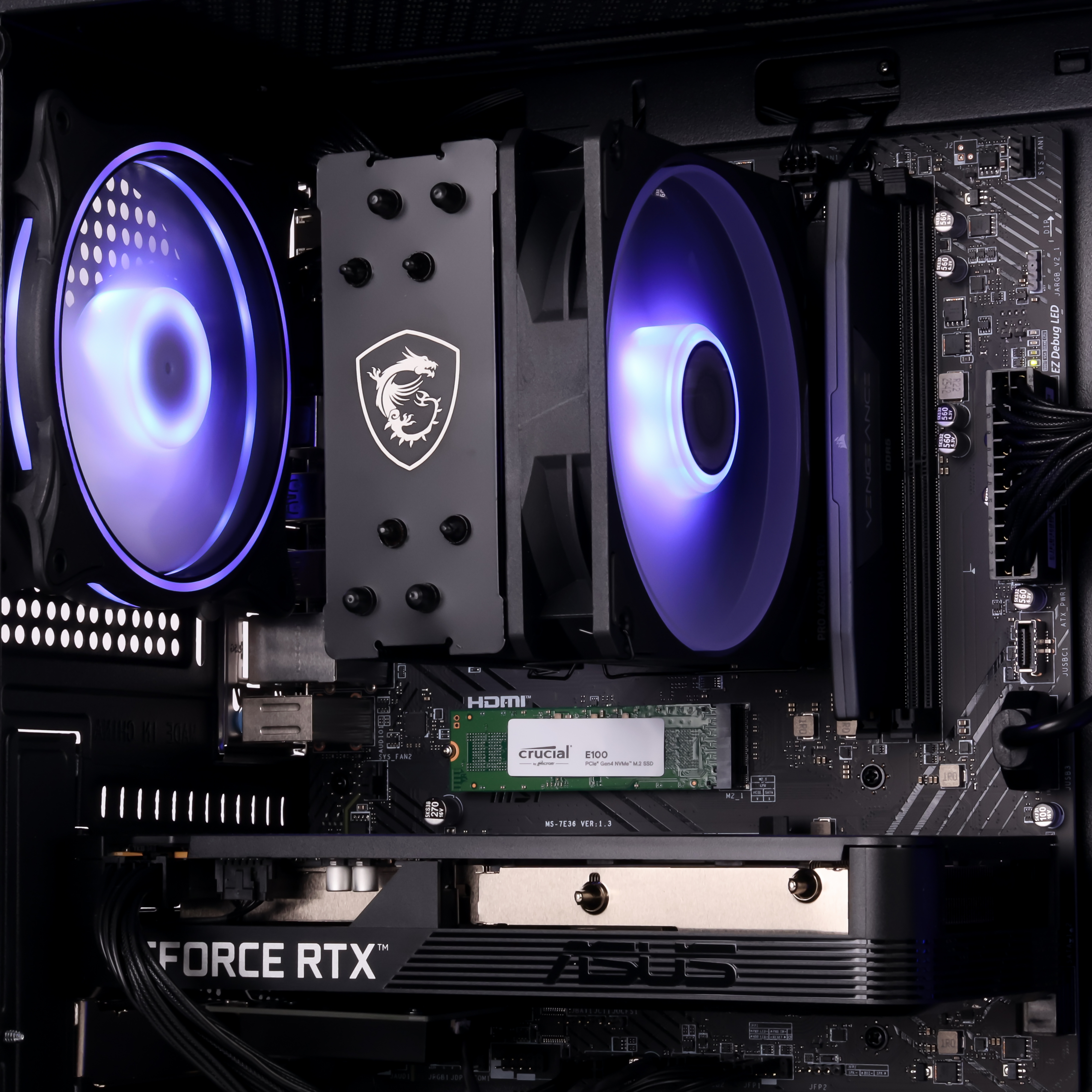 Ein PC-Innenraum mit leuchtenden Lüftern, CPU-Kühler, GPU und Motherboard.