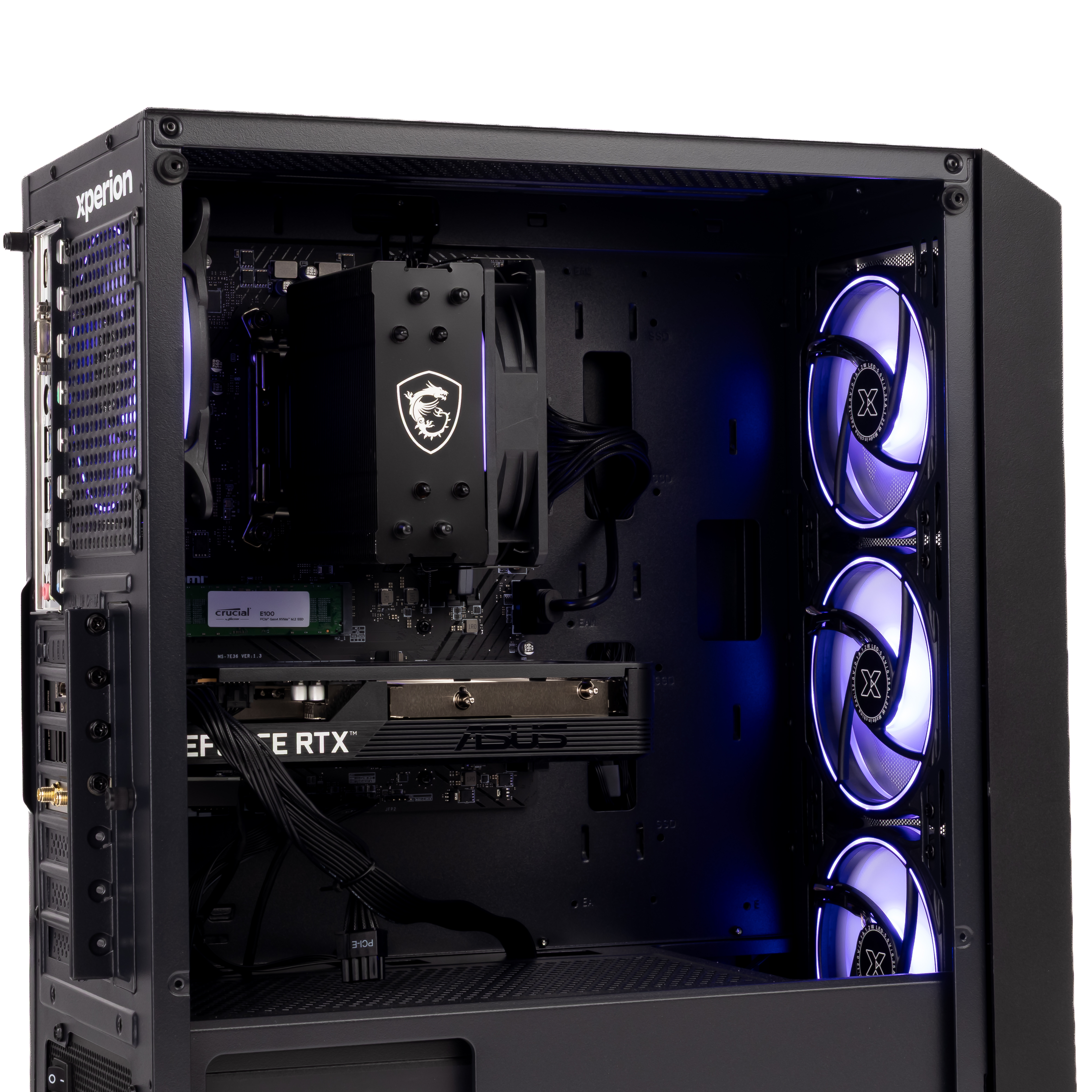 Ein schwarzer Computer-Tower mit blauen Lüftern und Komponenten.
