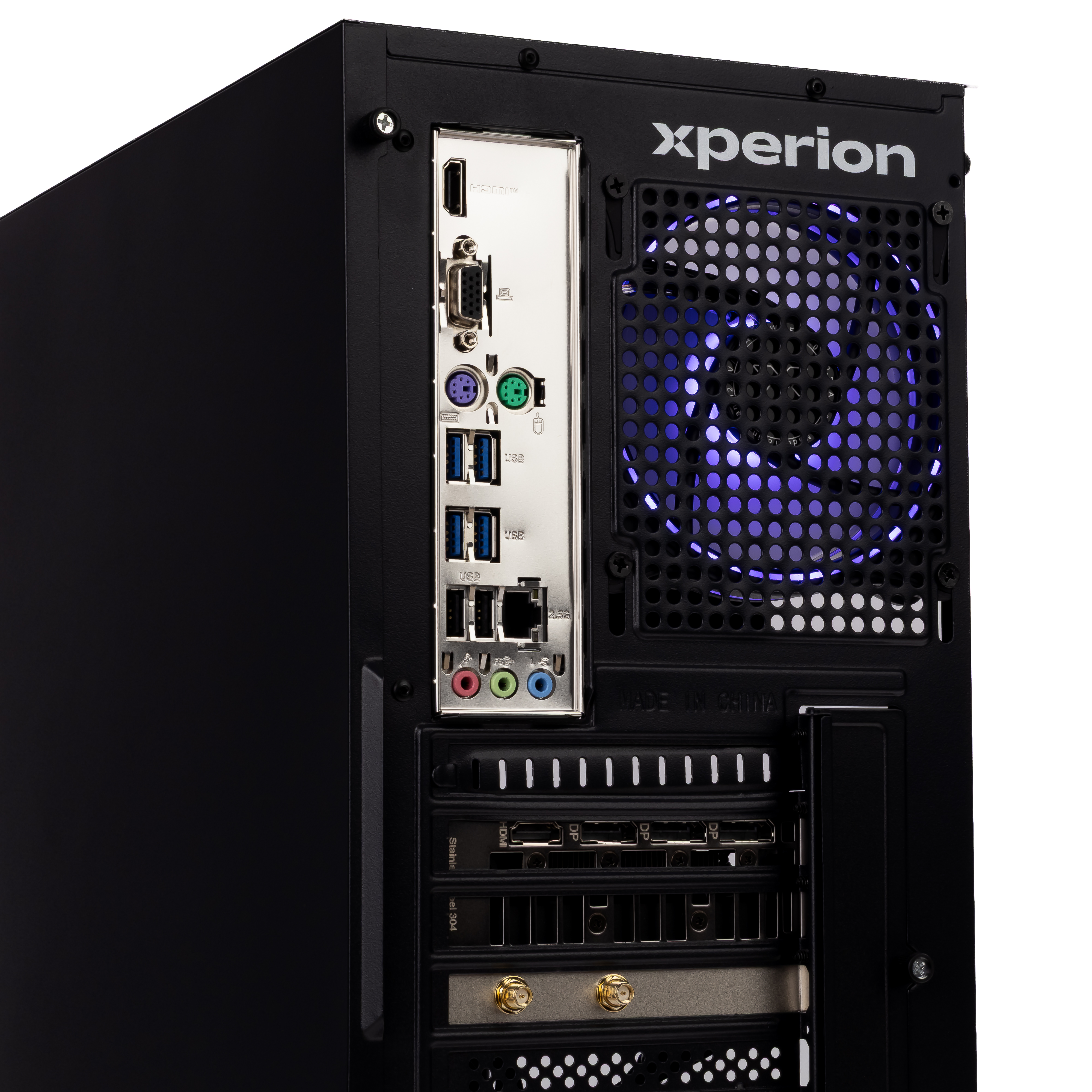 Rückseite eines schwarzen PCs mit Anschlüssen und blau beleuchtetem Lüfter.