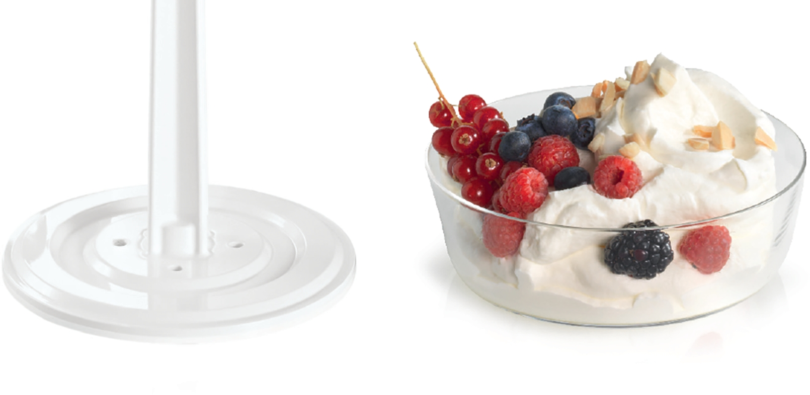 Weißer Sockel neben Schüssel mit Schlagsahne und Beeren.