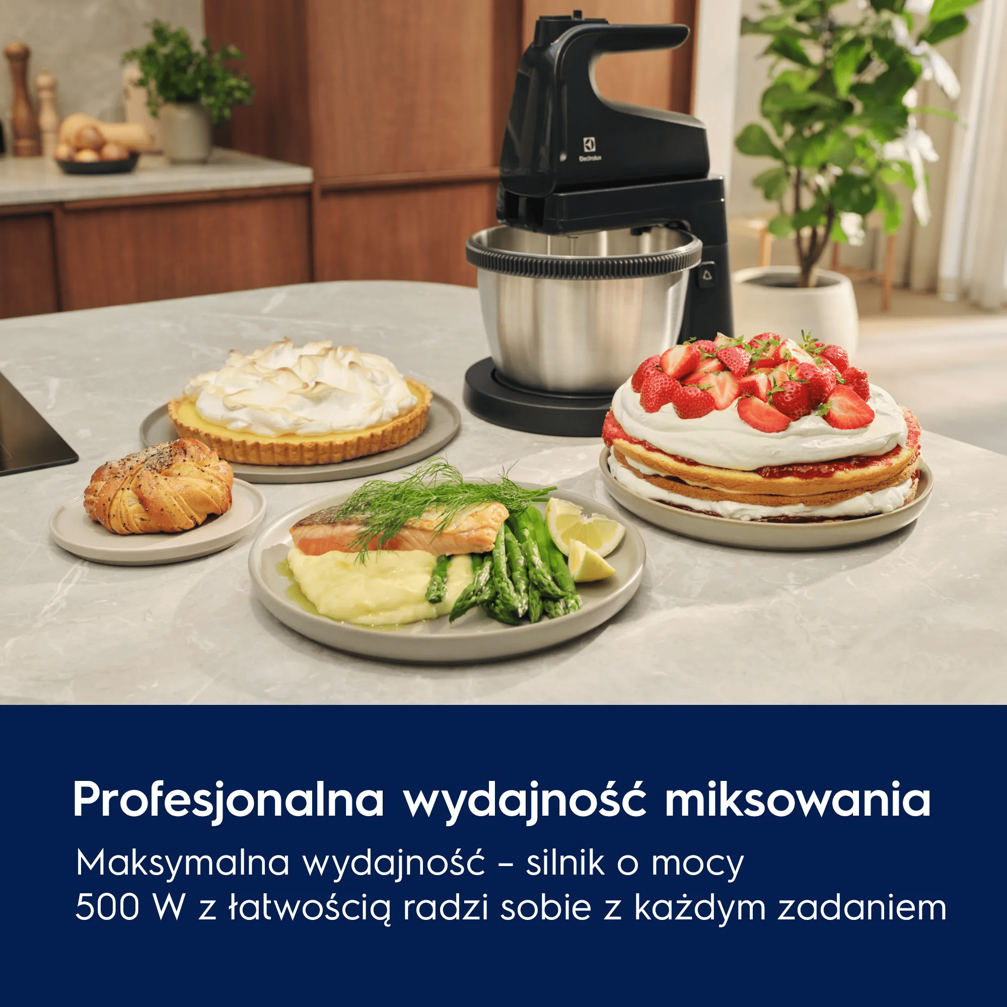Czarny mikser stoi na blacie kuchennym obok potraw.