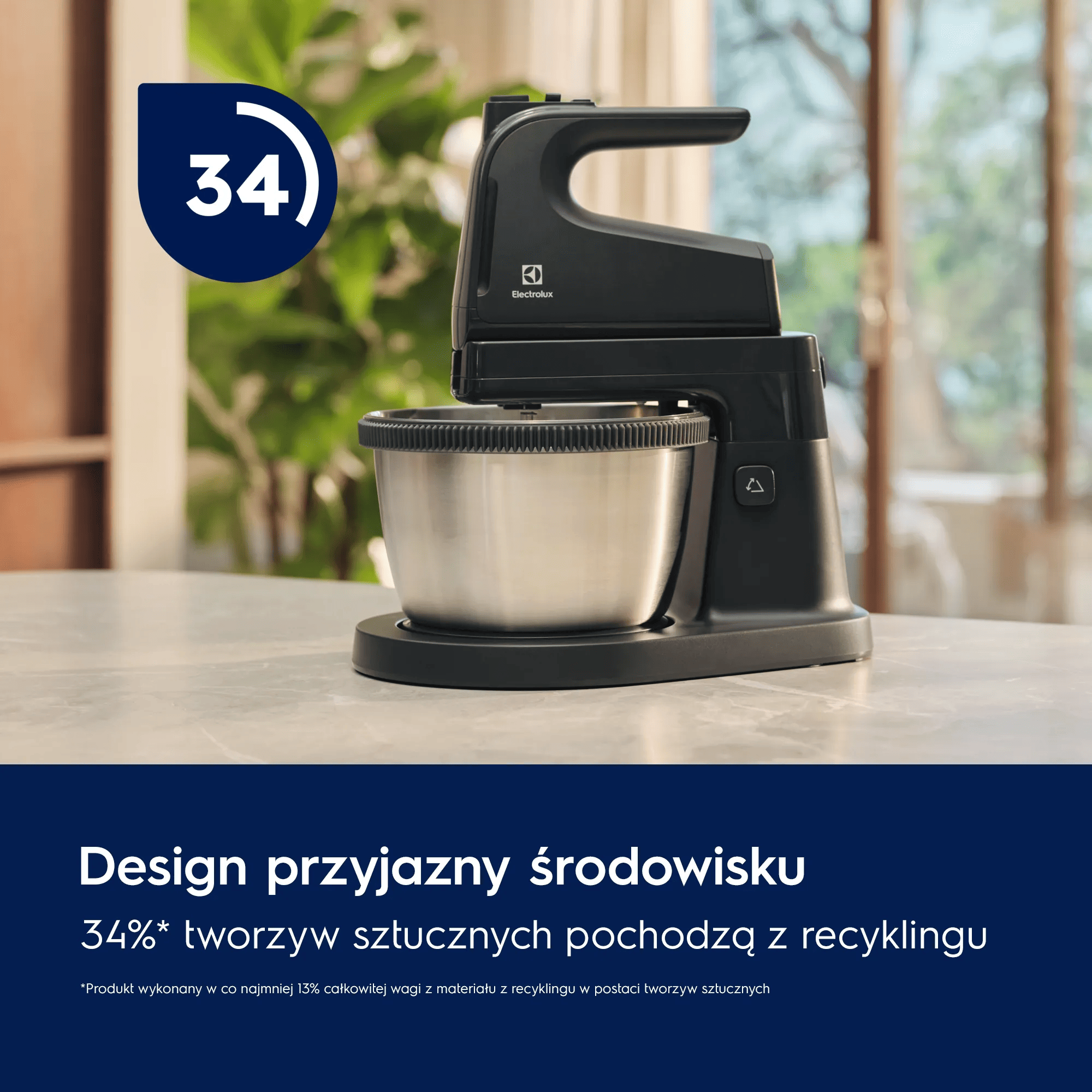 Czarny mikser stojący z misą ze stali nierdzewnej, 34% plastiku z recyklingu.