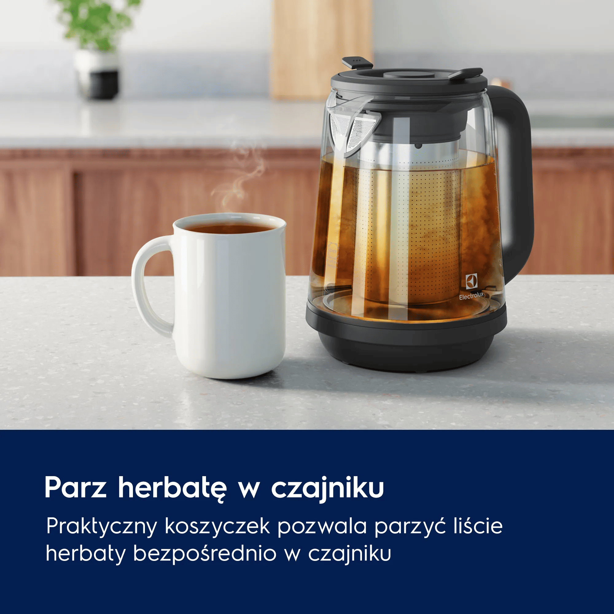 Biały kubek z herbatą obok szklanego zaparzacza na kamiennym blacie.
