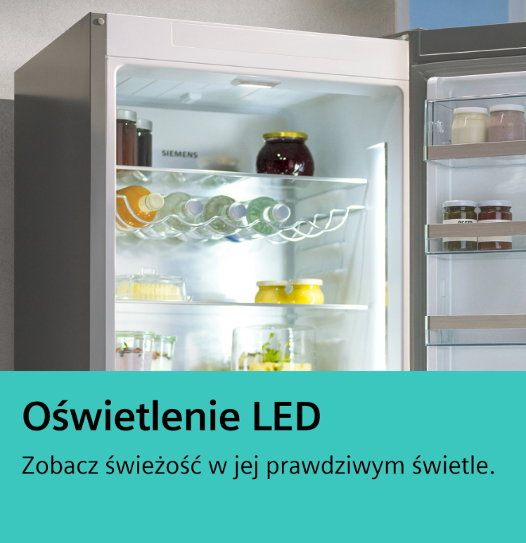 Otwarta lodówka z oświetleniem LED, wypełniona słoikami i butelkami.