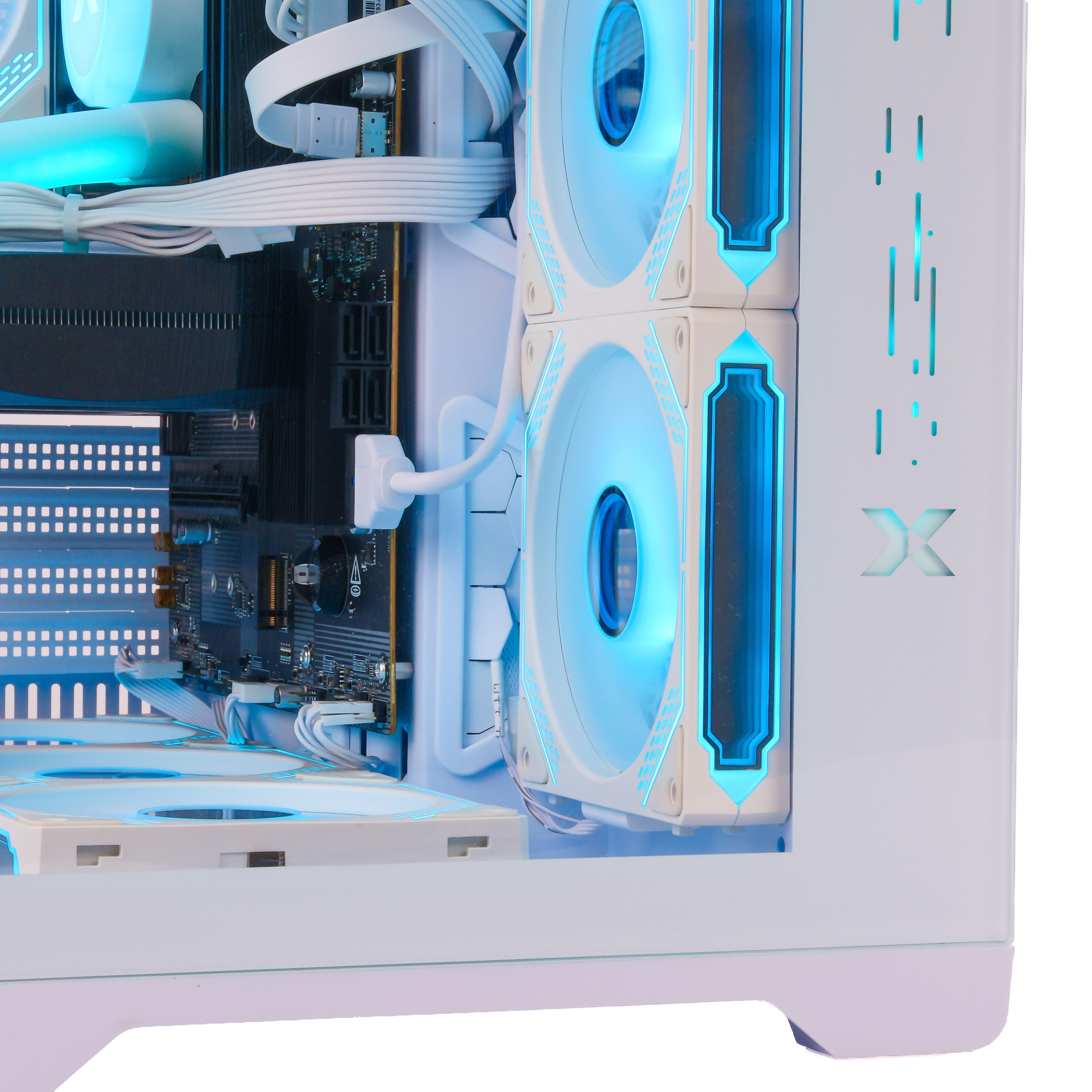 Ein weißer Computer-Innenraum mit blauen Lichtern und Lüftern.