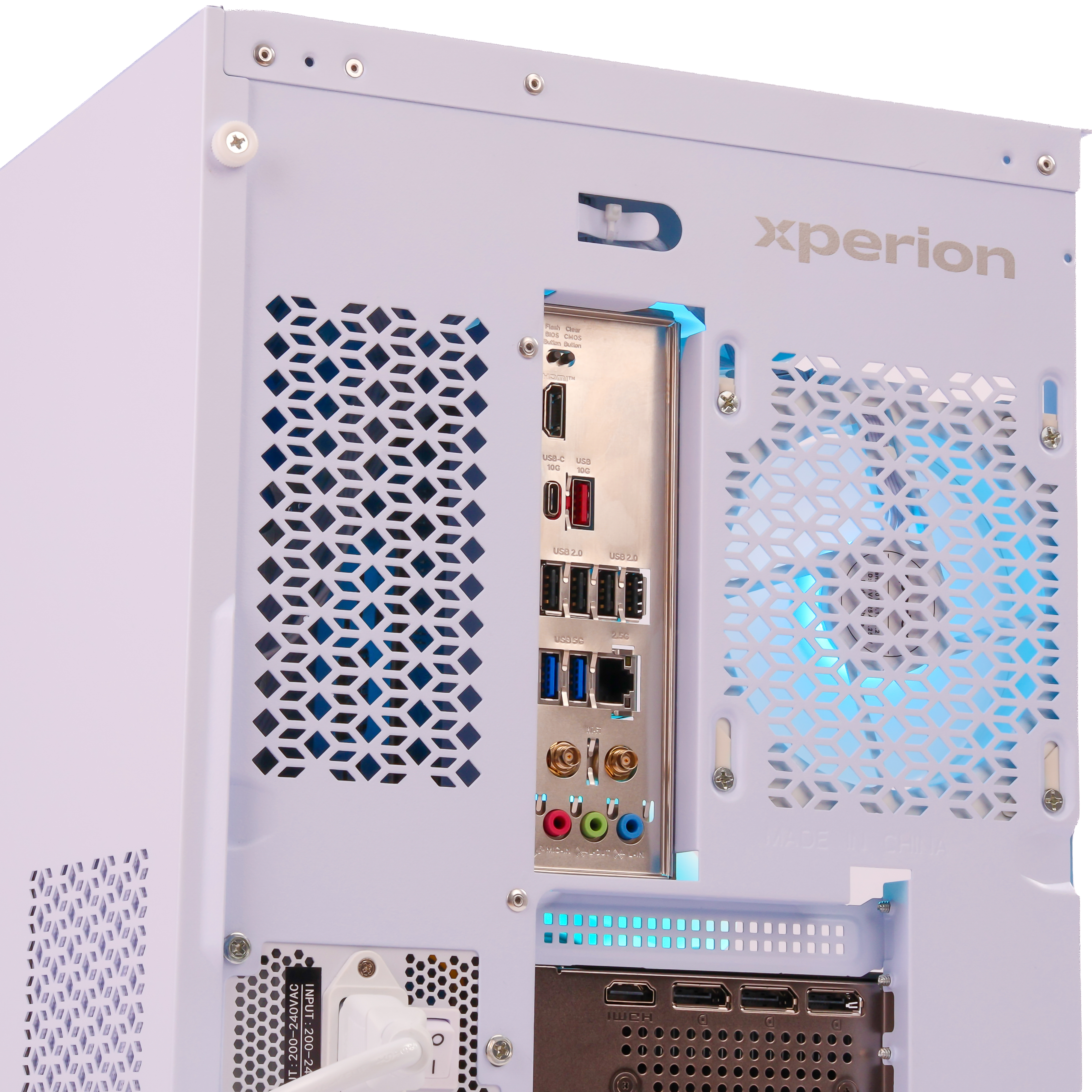Rückseite eines weißen PC-Gehäuses mit Anschlüssen und Xperion-Logo.