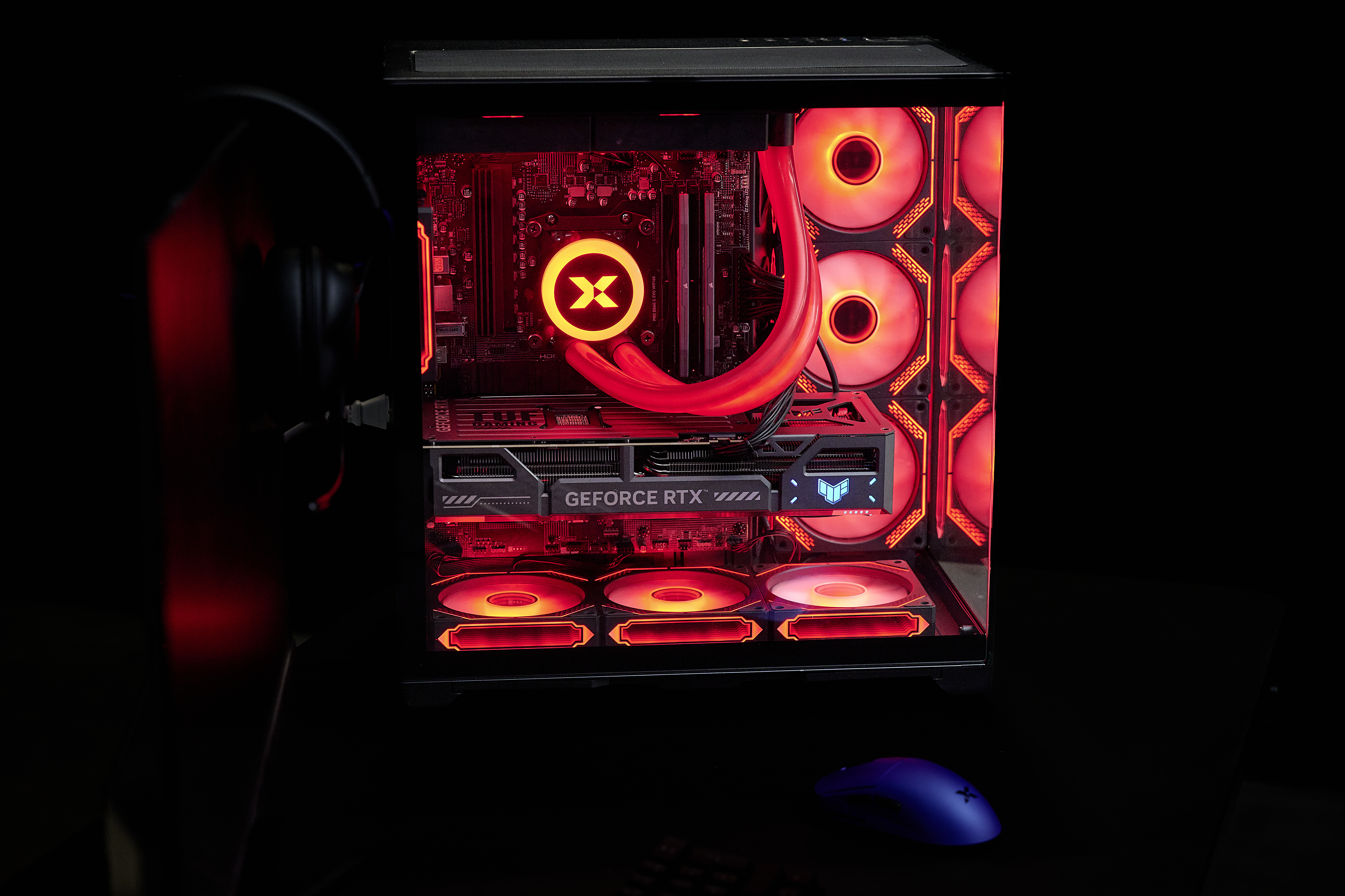 Ein Gaming-PC mit roter RGB-Beleuchtung und einer GeForce RTX-Grafikkarte.