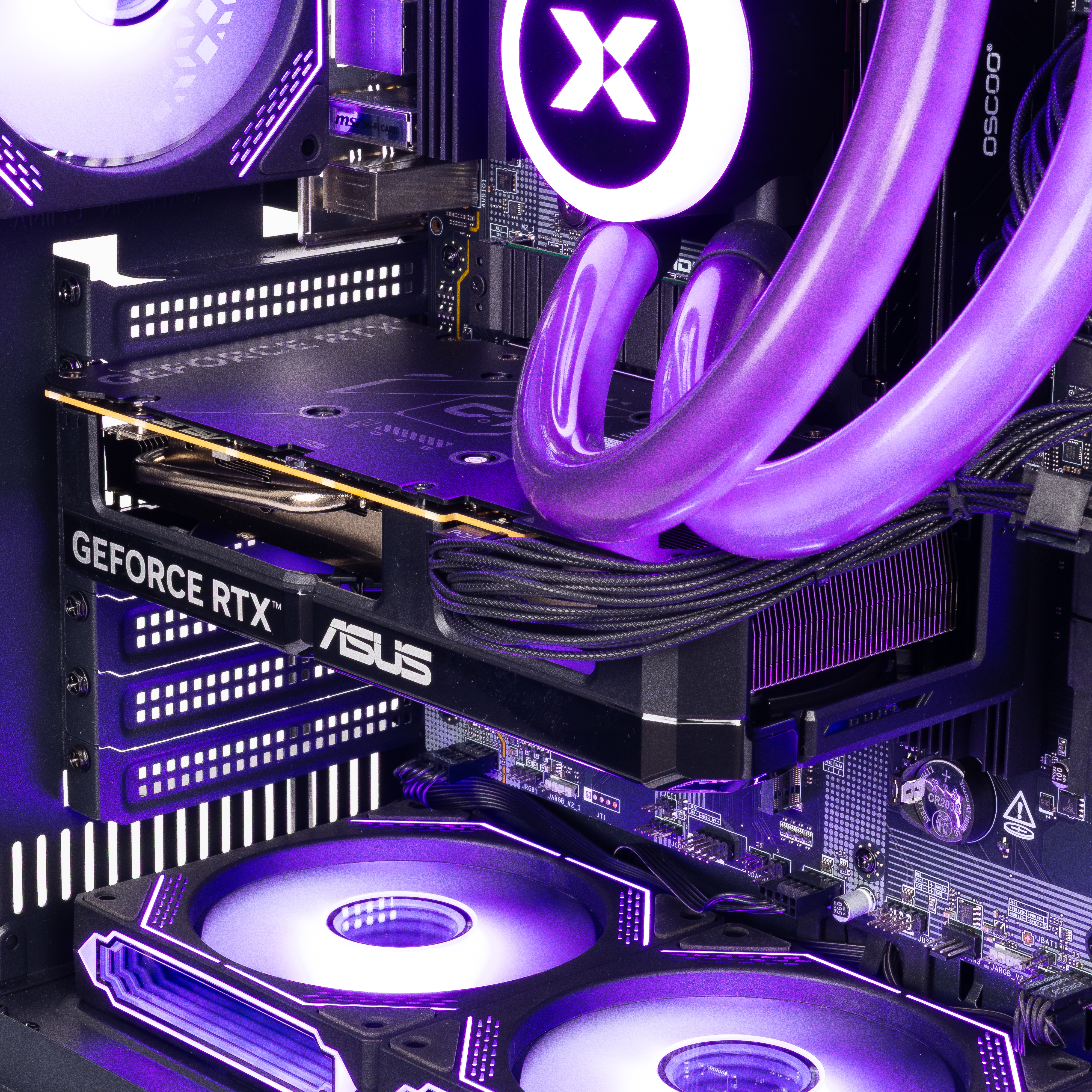 Ein PC mit violetter LED-Beleuchtung. Zeigt eine GeForce RTX ASUS GPU und Lüfter.