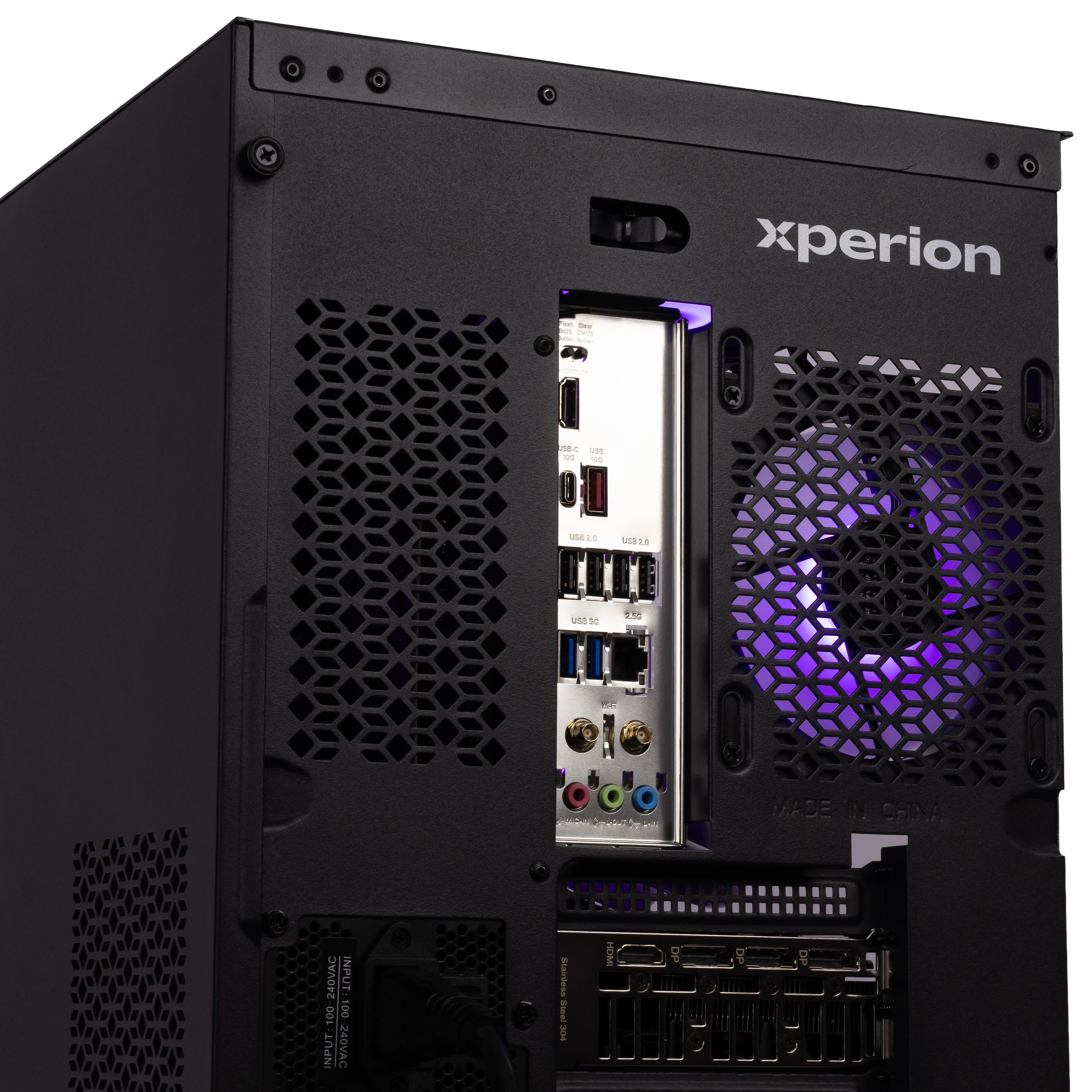 Rückseite eines schwarzen PCs mit Anschlüssen und beleuchtetem Lüfter.