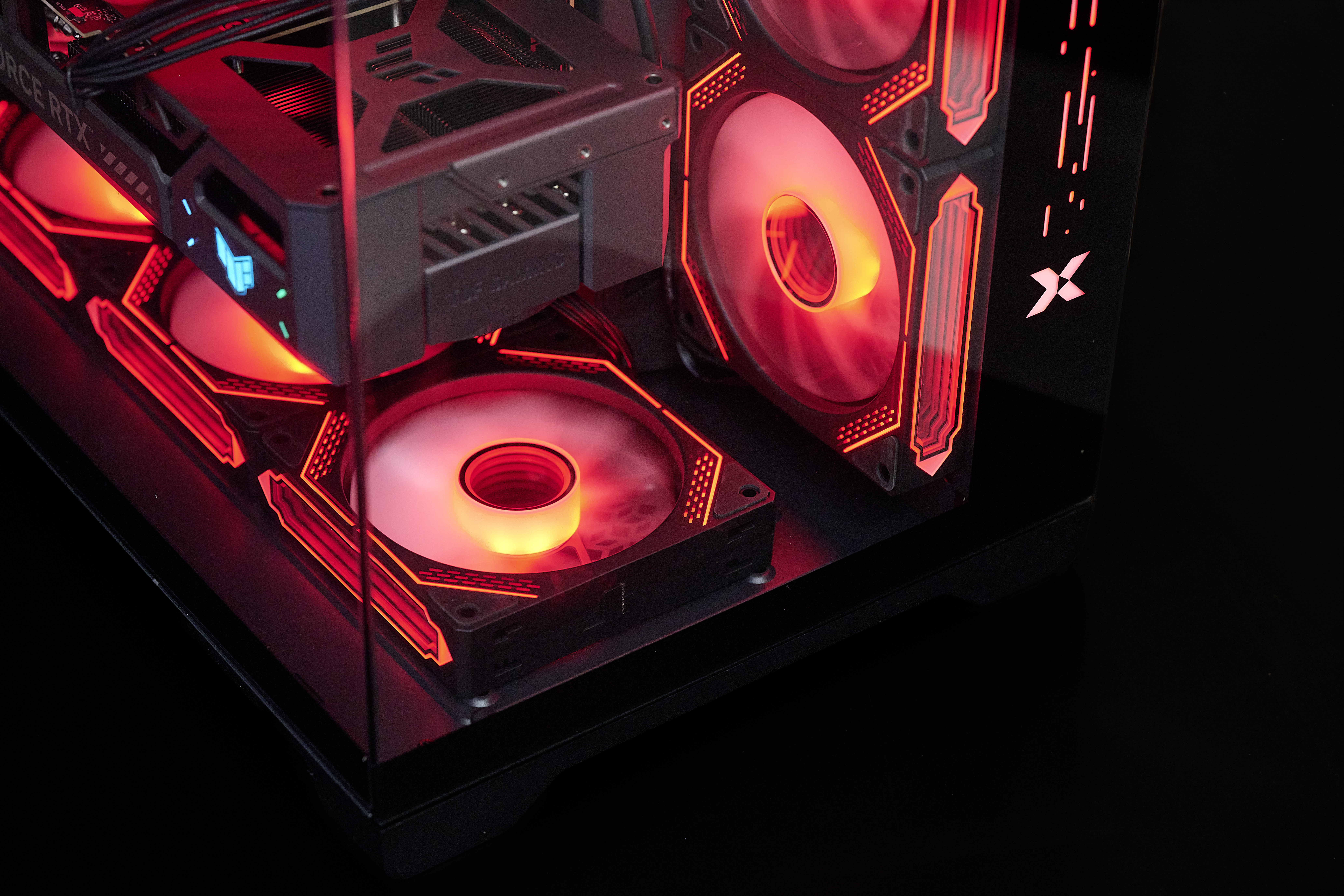 Ein Gaming-PC-Gehäuse mit roten RGB-Lüftern und Lichtern.