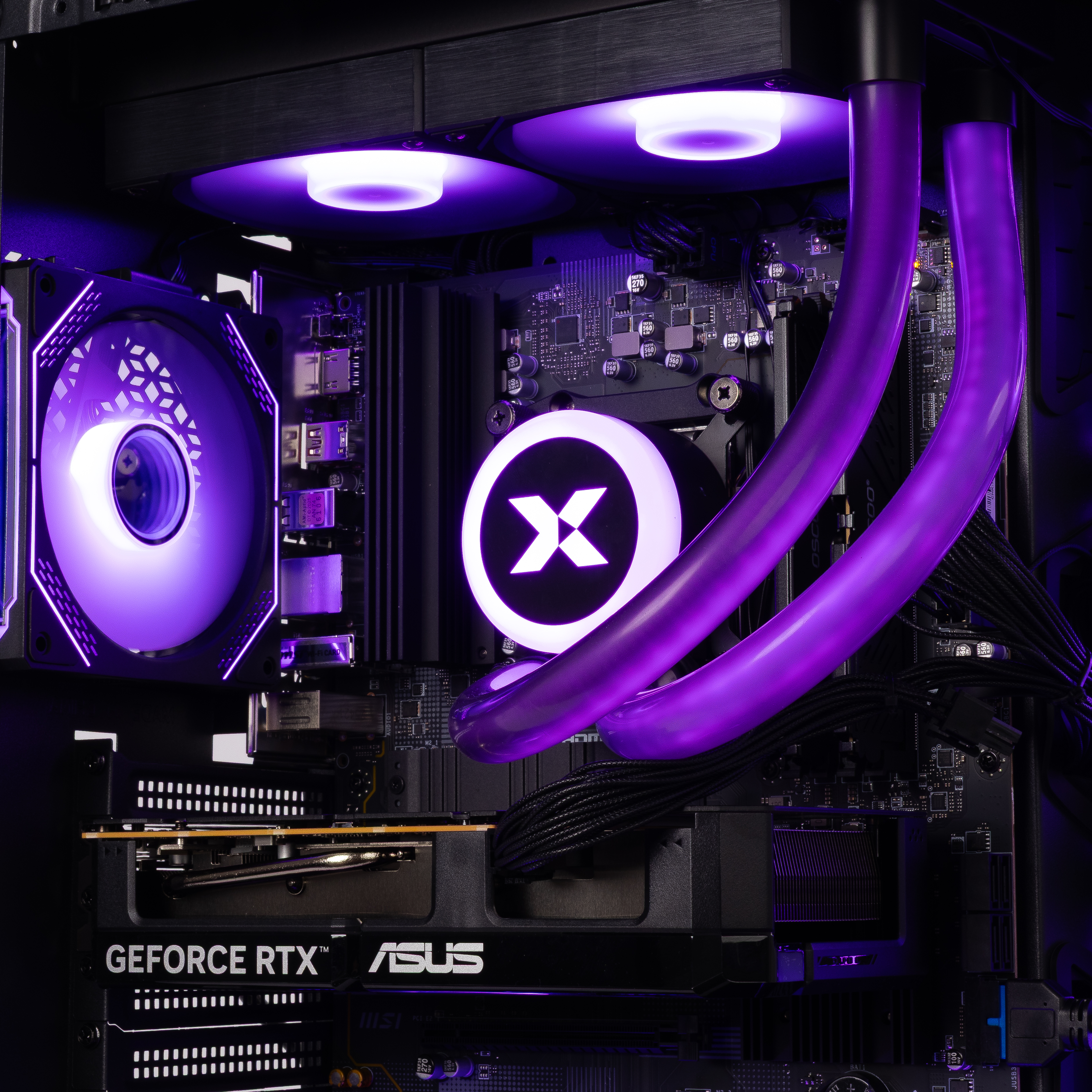 Computer-Innenleben mit lila LED-Beleuchtung: GPU, Lüfter, Motherboard und Kühlrohre.