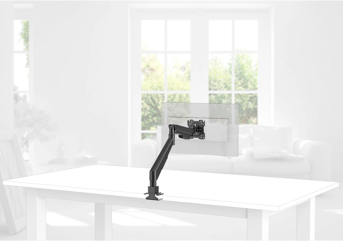 Ein schwarzer Monitorarm mit Klemme an einem weißen Tisch vor einem Fenster.