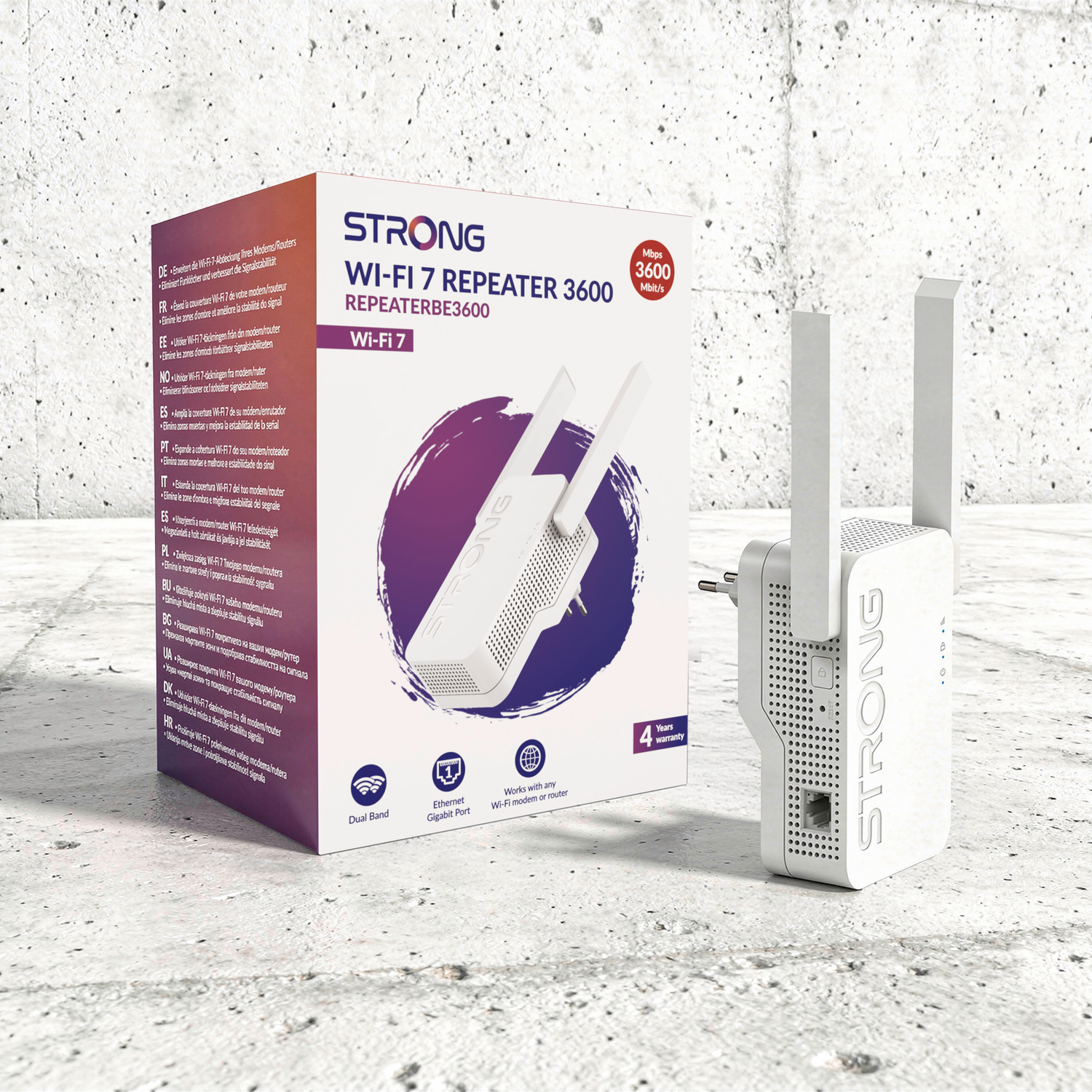 Un ripetitore bianco STRONG Wi-Fi 7 con antenne, accanto alla sua confezione.