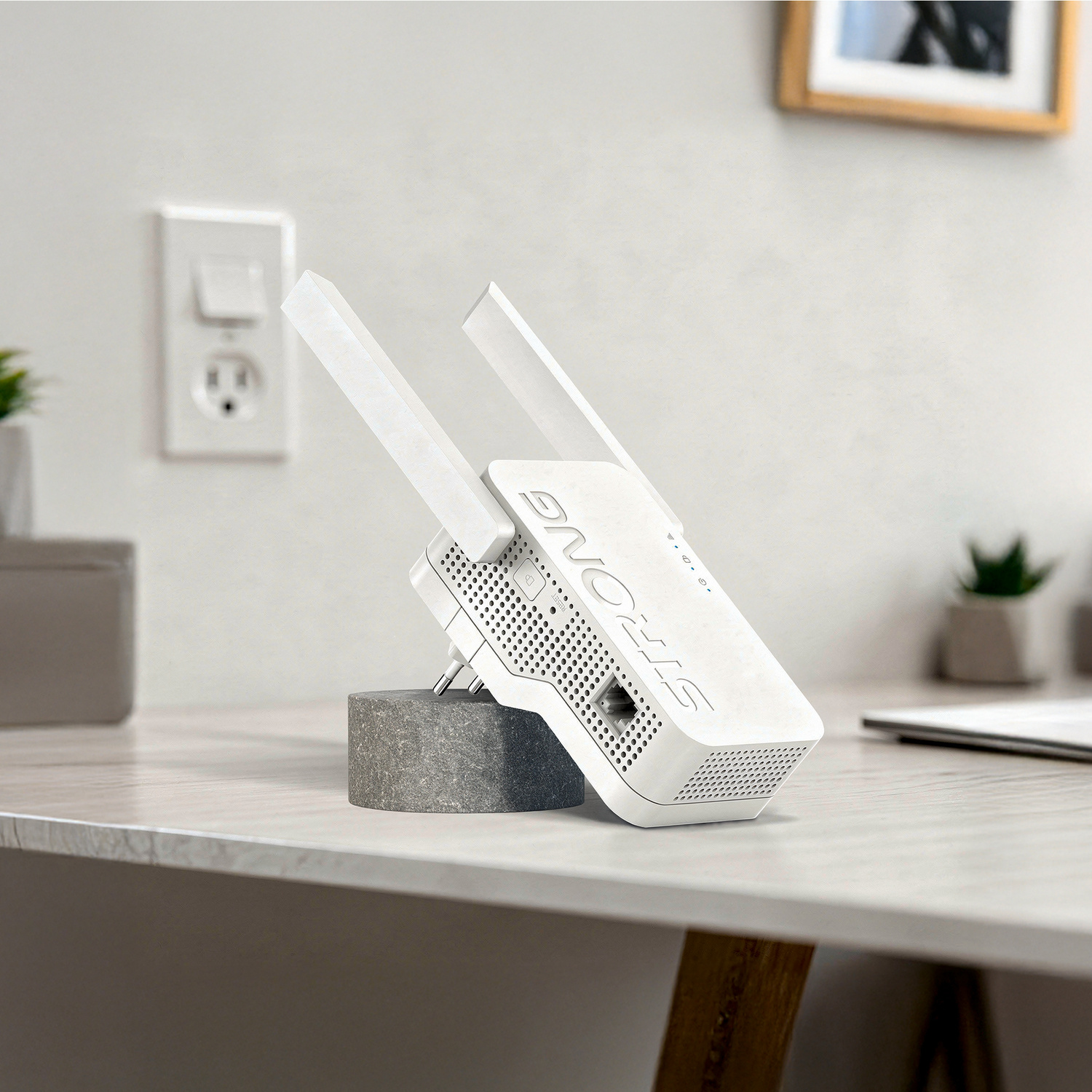 Ripetitore Wi-Fi bianco con due antenne su una scrivania, vicino a una presa.