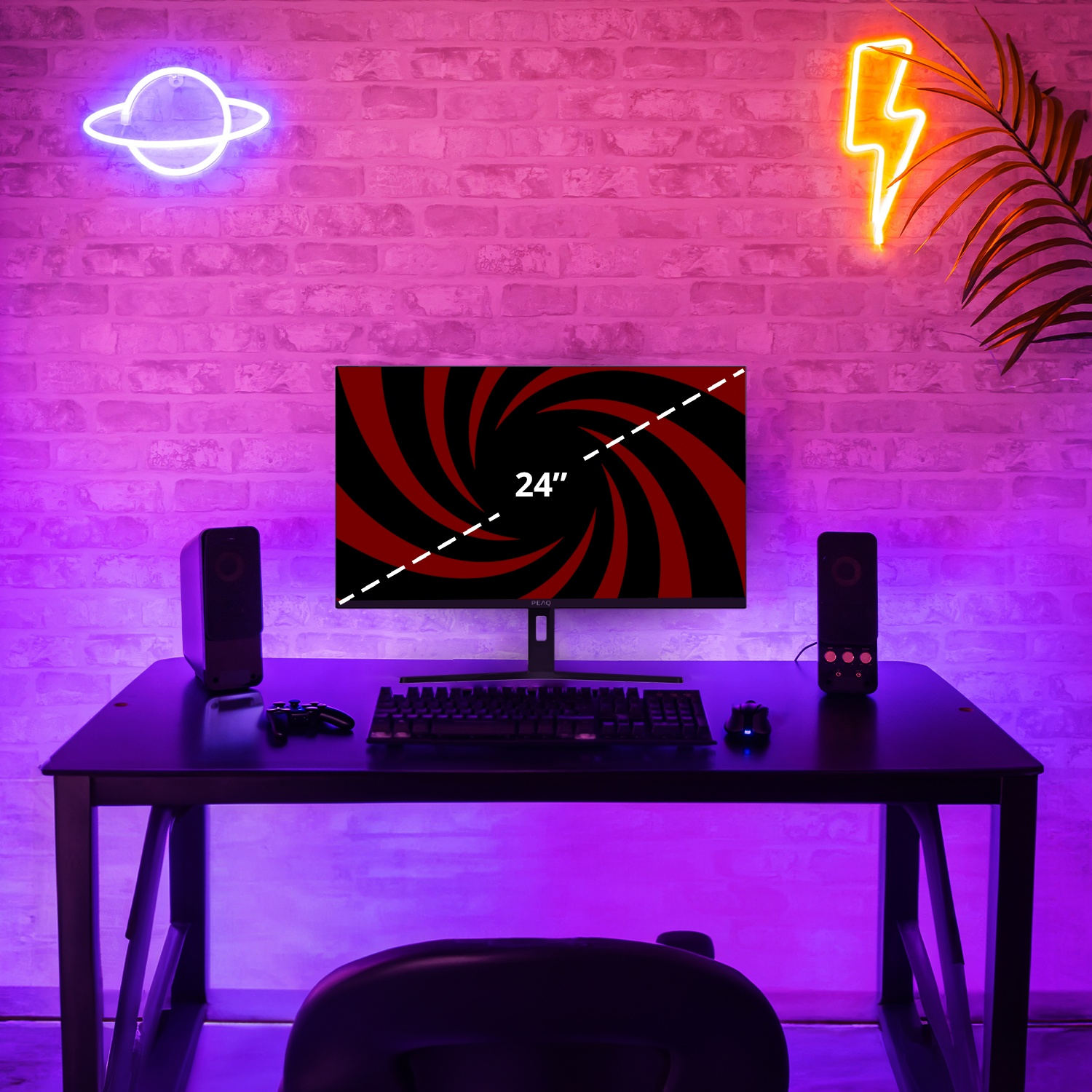 Een bureau met monitor, toetsenbord, muis en luidsprekers onder neonlichten.
